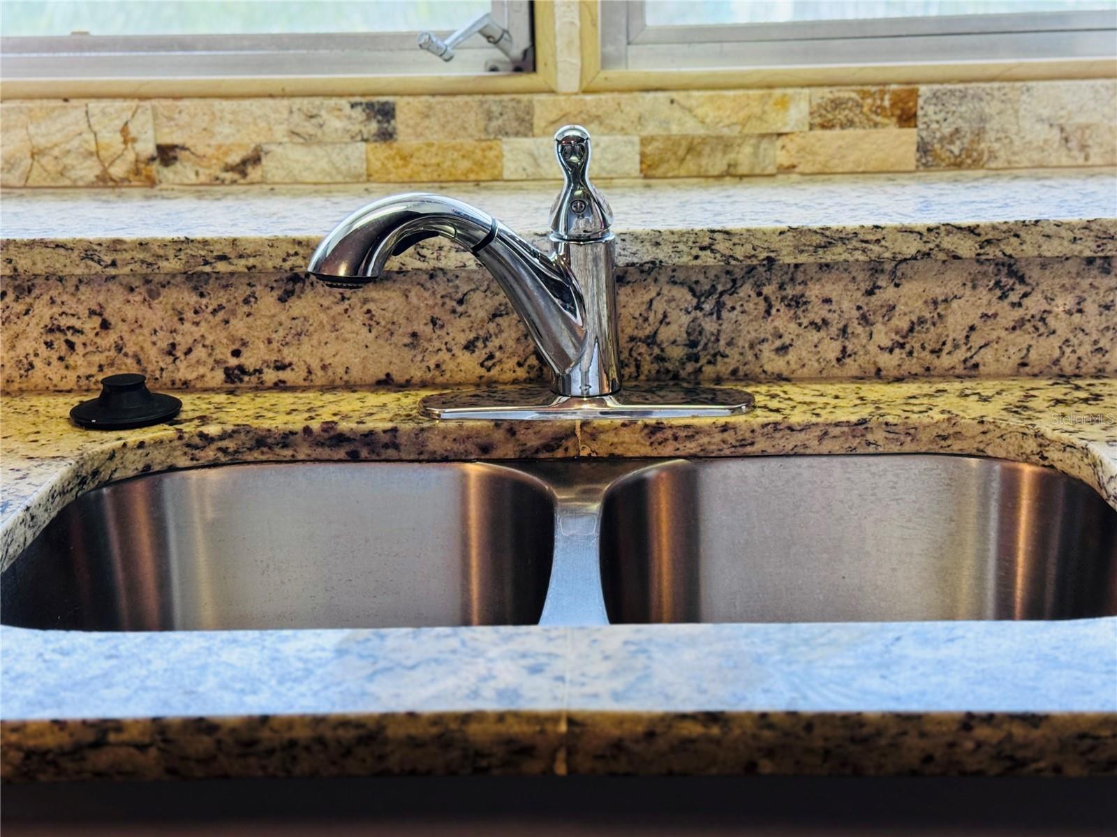 Listing photo id 5 for 2331 Belleair Road 715