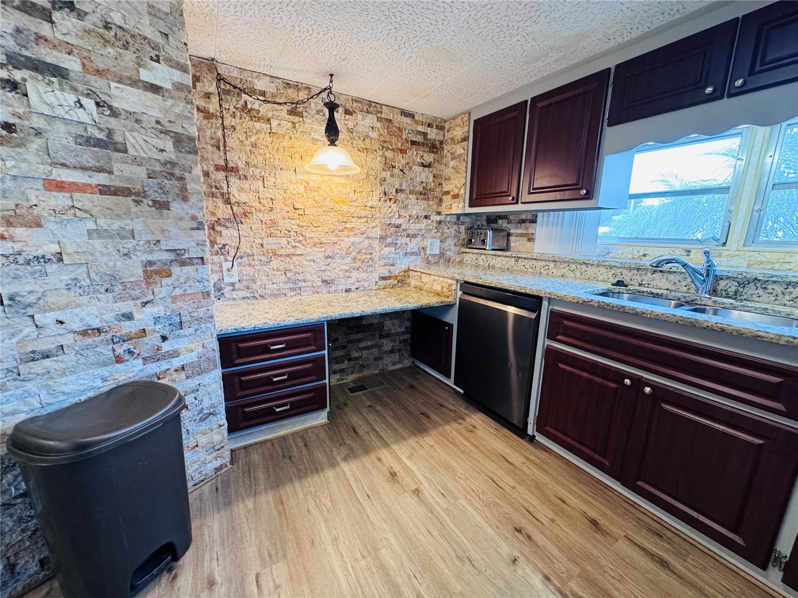 Listing photo id 6 for 2331 Belleair Road 715