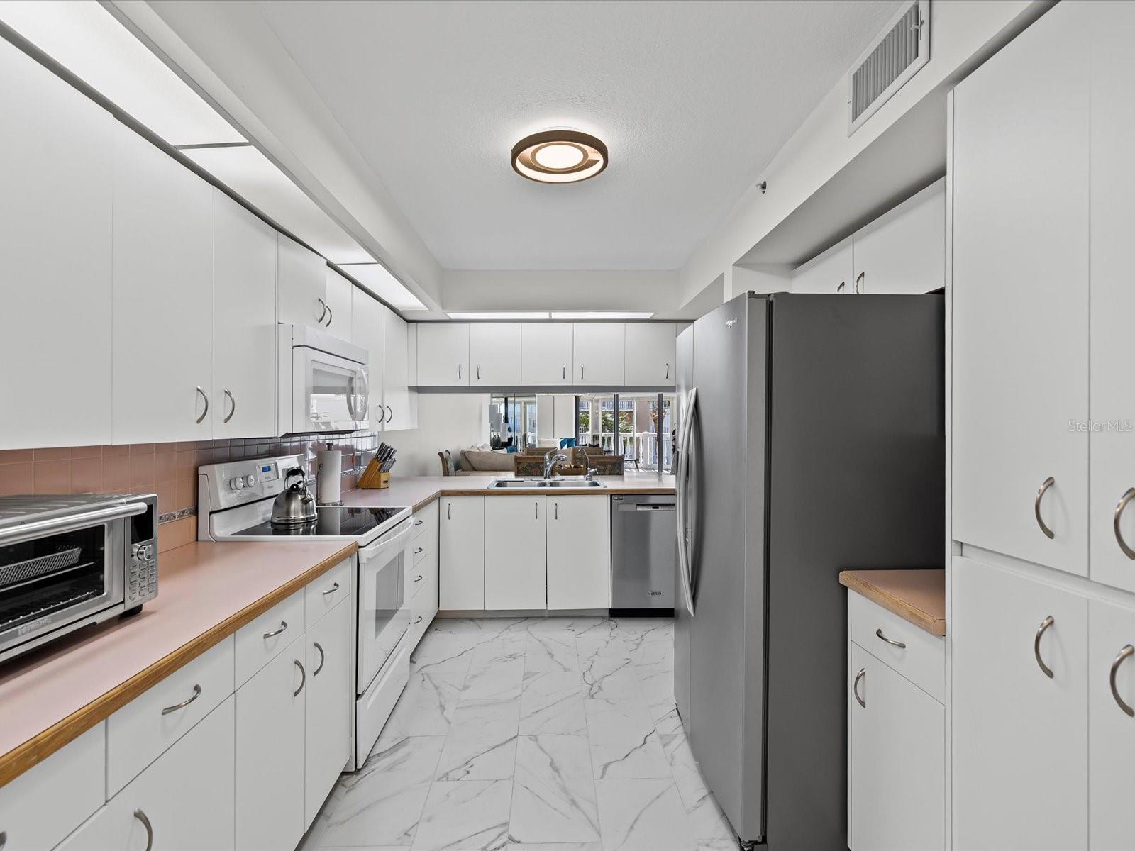 Image 3 of 37 For 6650 Sunset Way 204