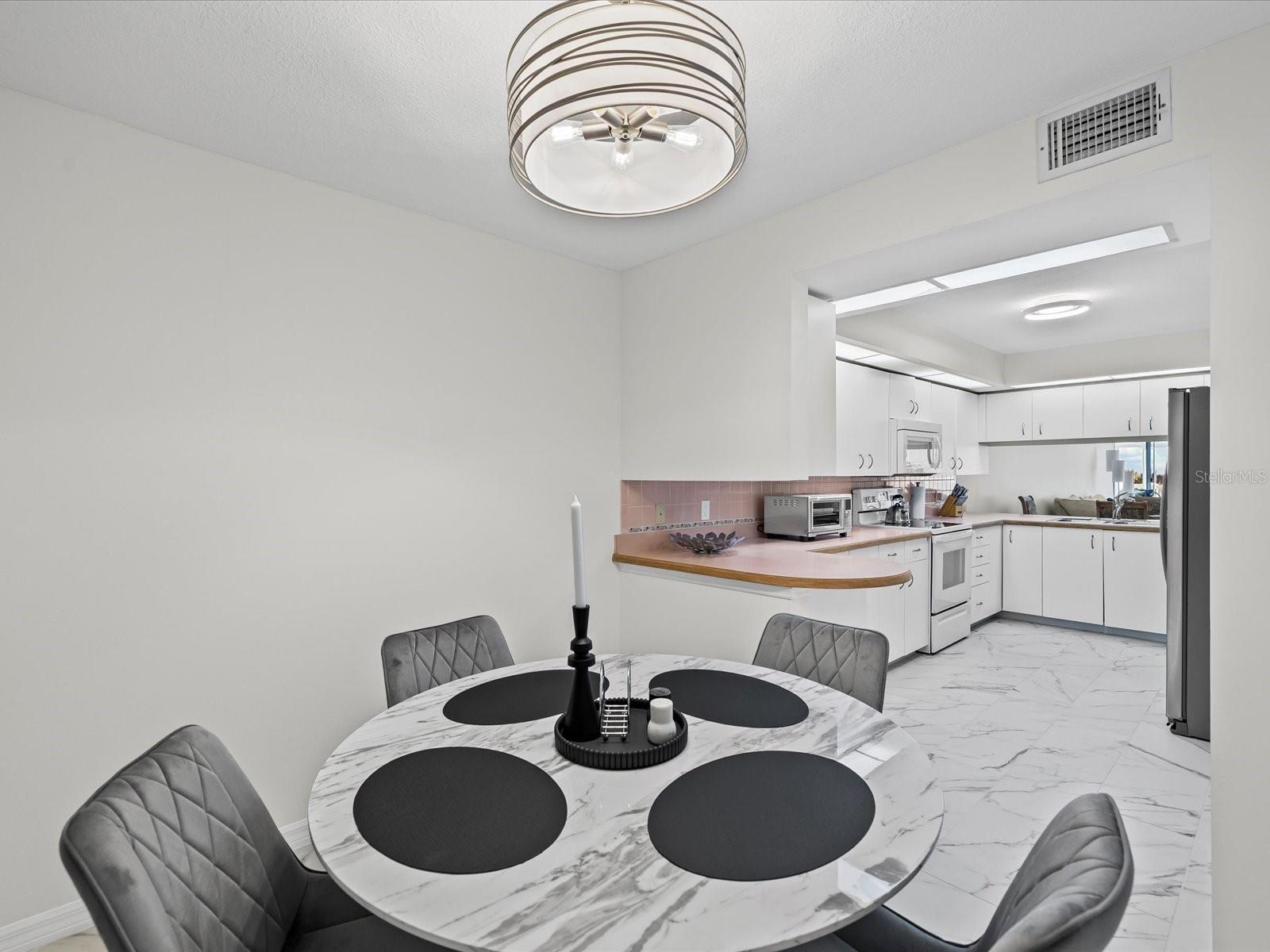 Image 7 of 37 For 6650 Sunset Way 204