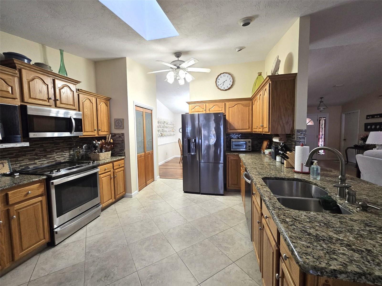 Listing photo id 10 for 6121 Sunway Point