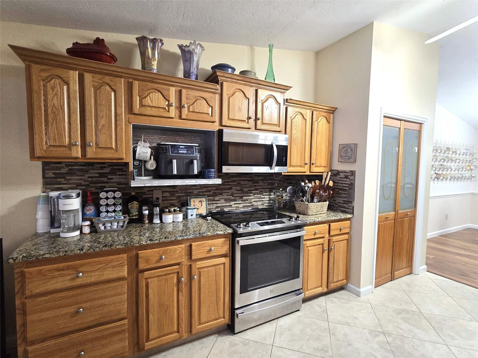 Listing photo id 11 for 6121 Sunway Point