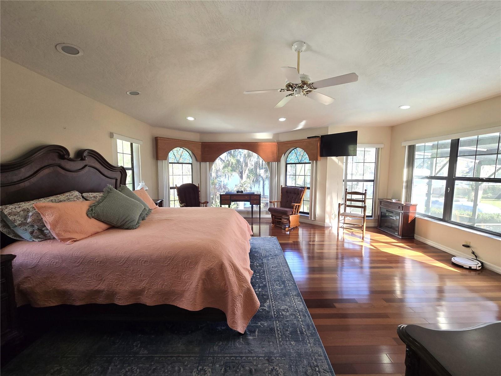 Listing photo id 19 for 6121 Sunway Point