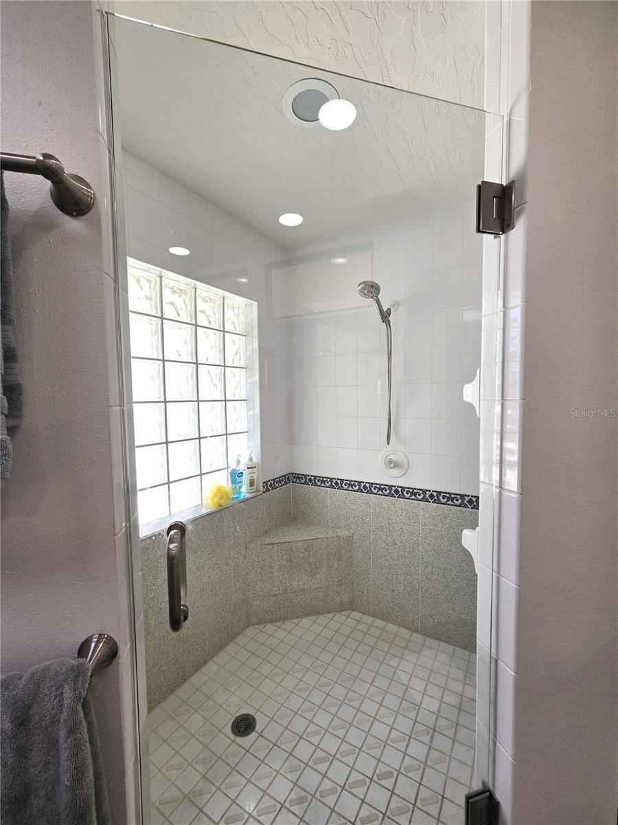 Listing photo id 27 for 6121 Sunway Point