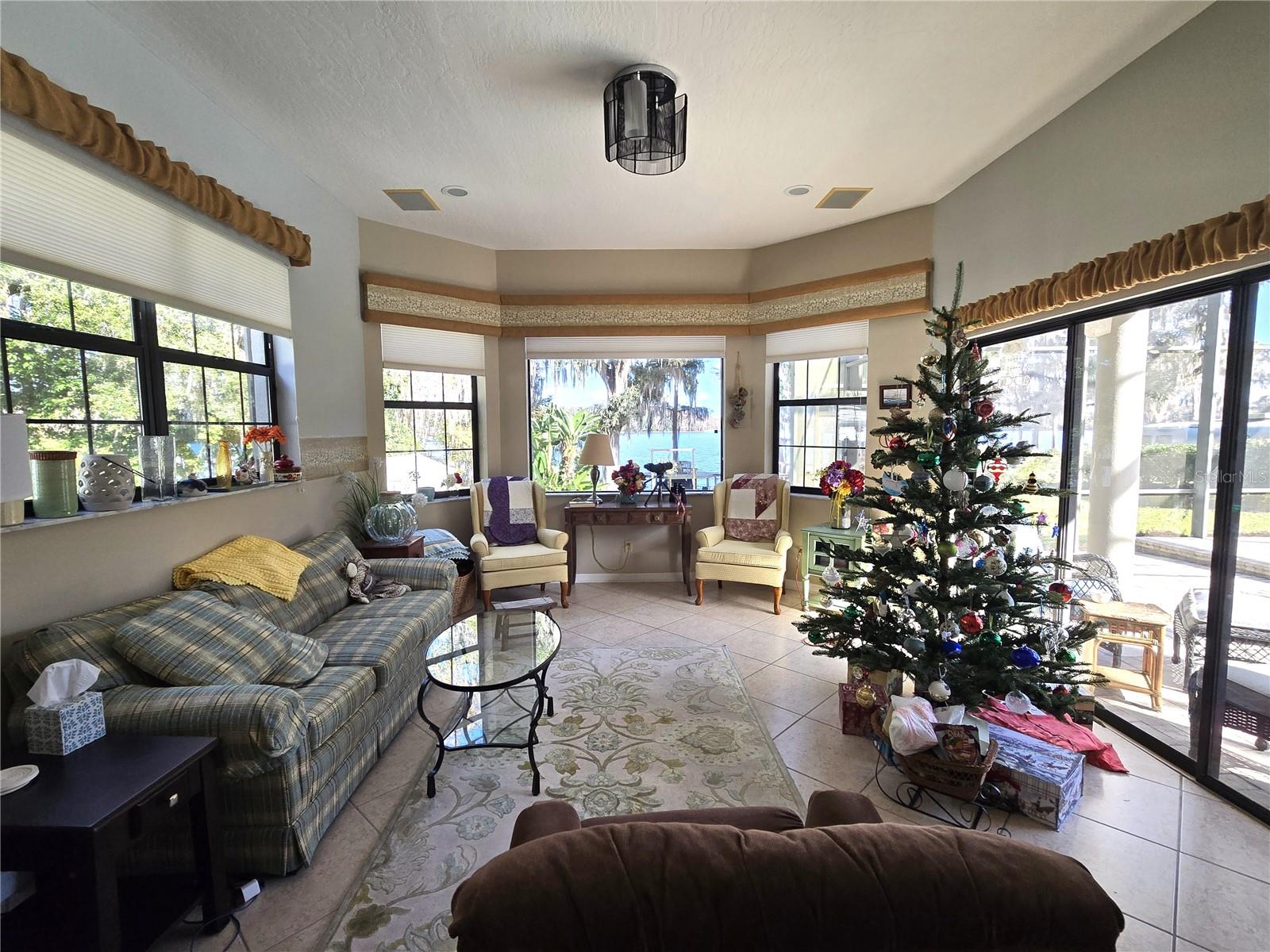 Listing photo id 33 for 6121 Sunway Point