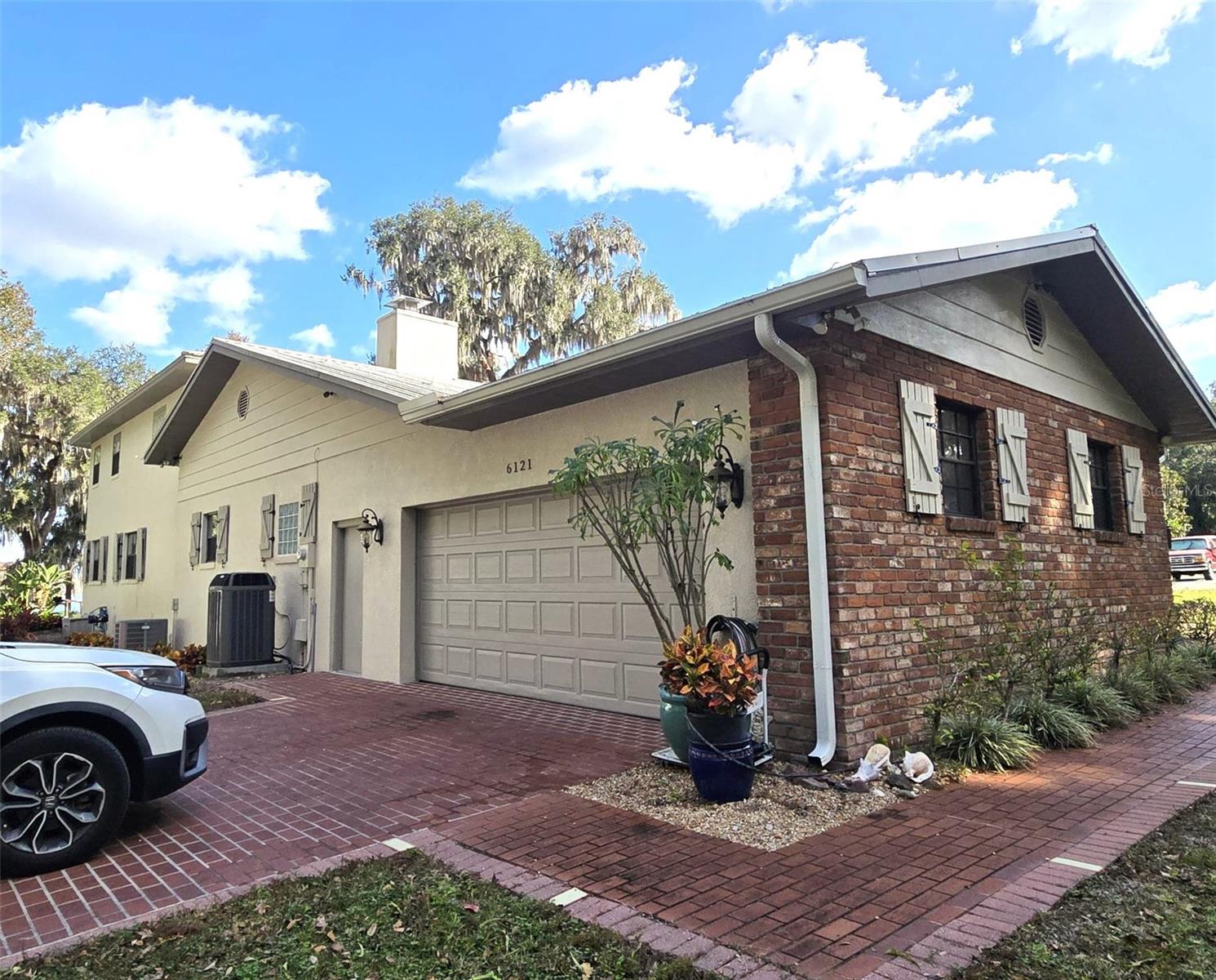 Listing photo id 2 for 6121 Sunway Point