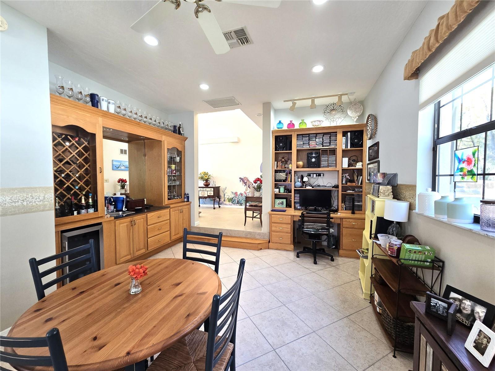 Listing photo id 41 for 6121 Sunway Point