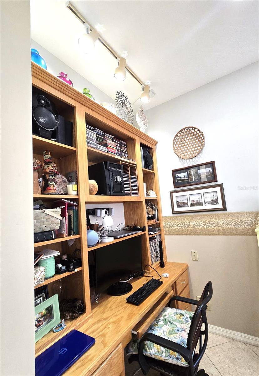 Listing photo id 42 for 6121 Sunway Point