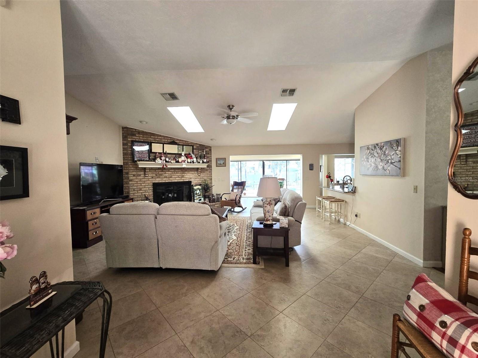 Listing photo id 7 for 6121 Sunway Point