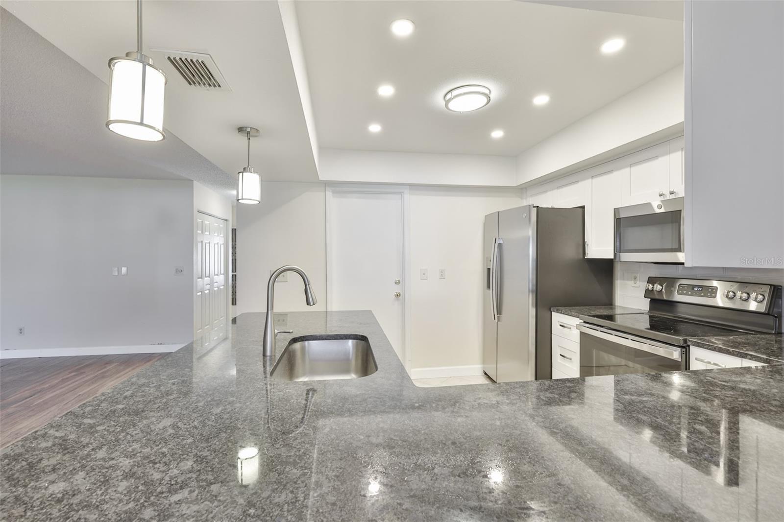 Listing photo id 10 for 2035 Heathfield Circle 256