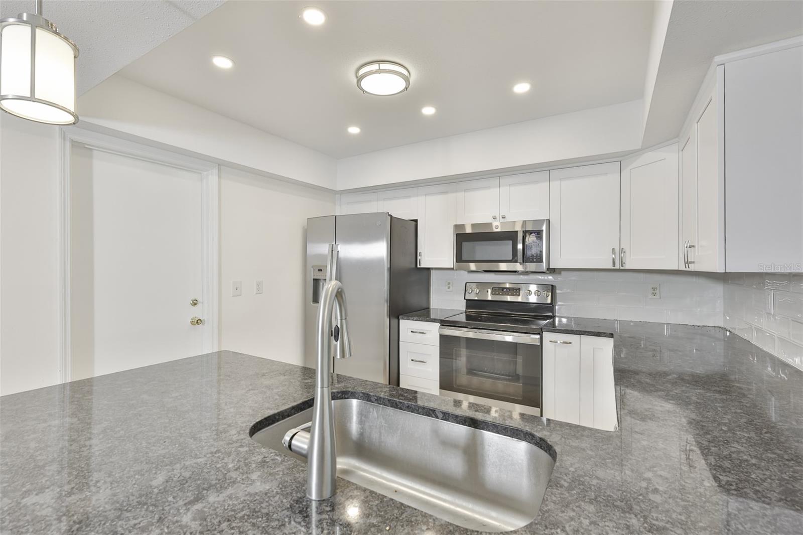 Listing photo id 11 for 2035 Heathfield Circle 256