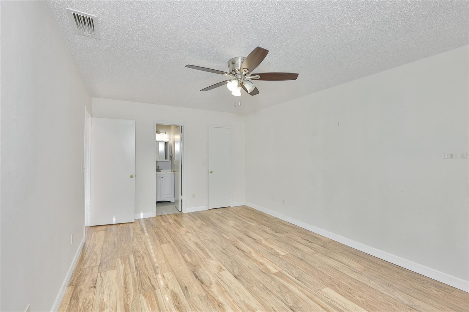 Listing photo id 21 for 2035 Heathfield Circle 256