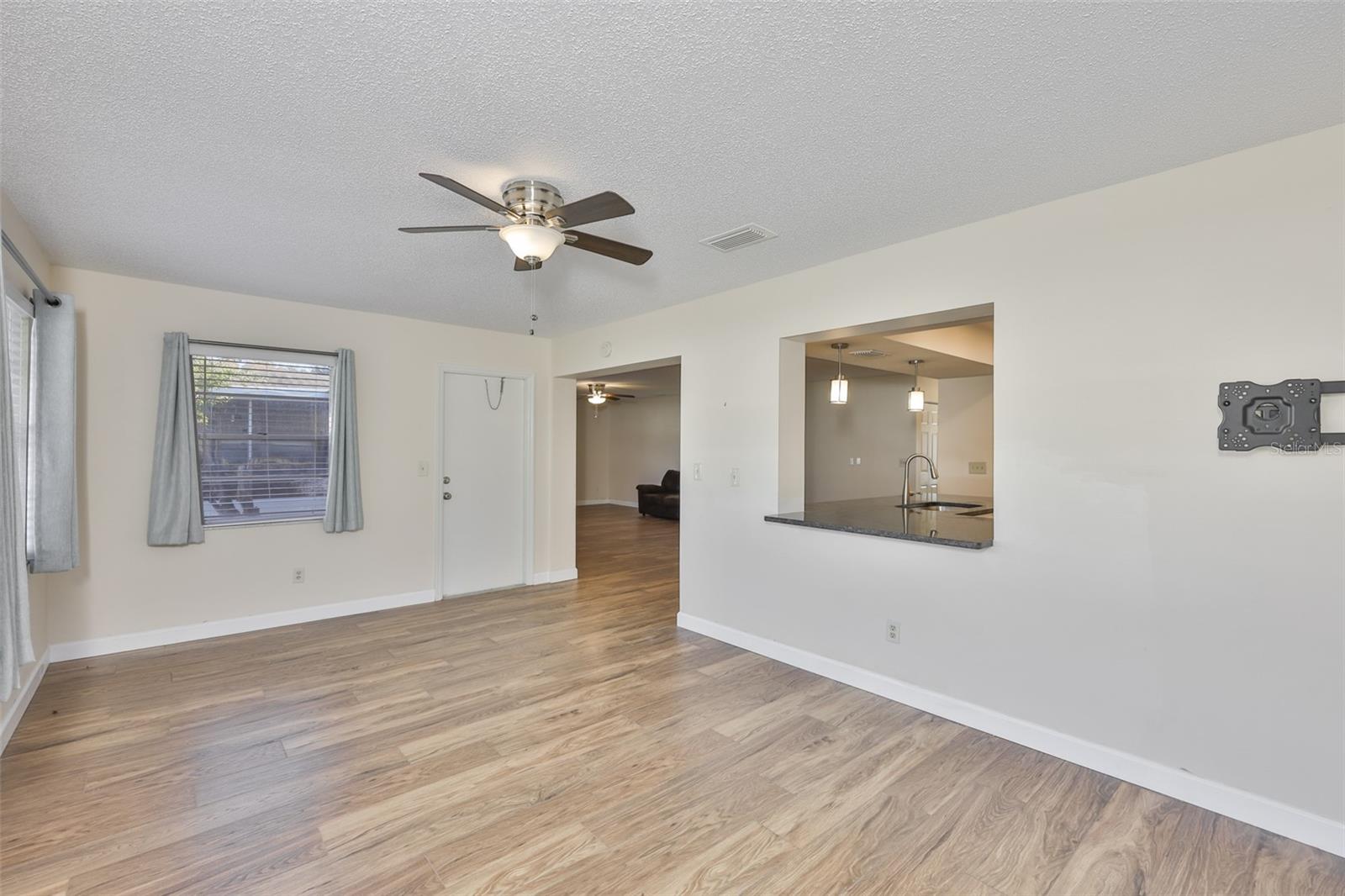 Listing photo id 2 for 2035 Heathfield Circle 256