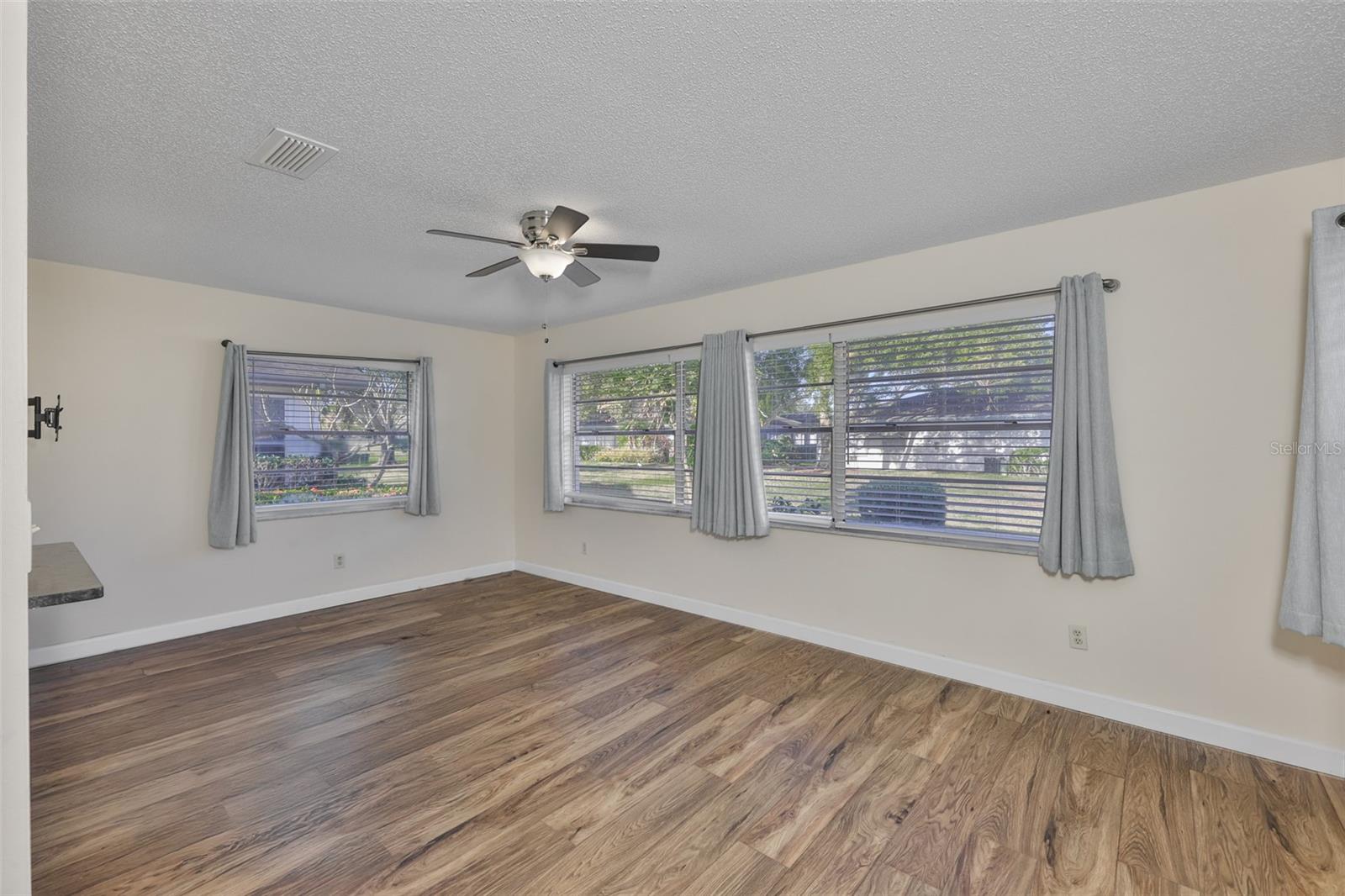 Listing photo id 4 for 2035 Heathfield Circle 256