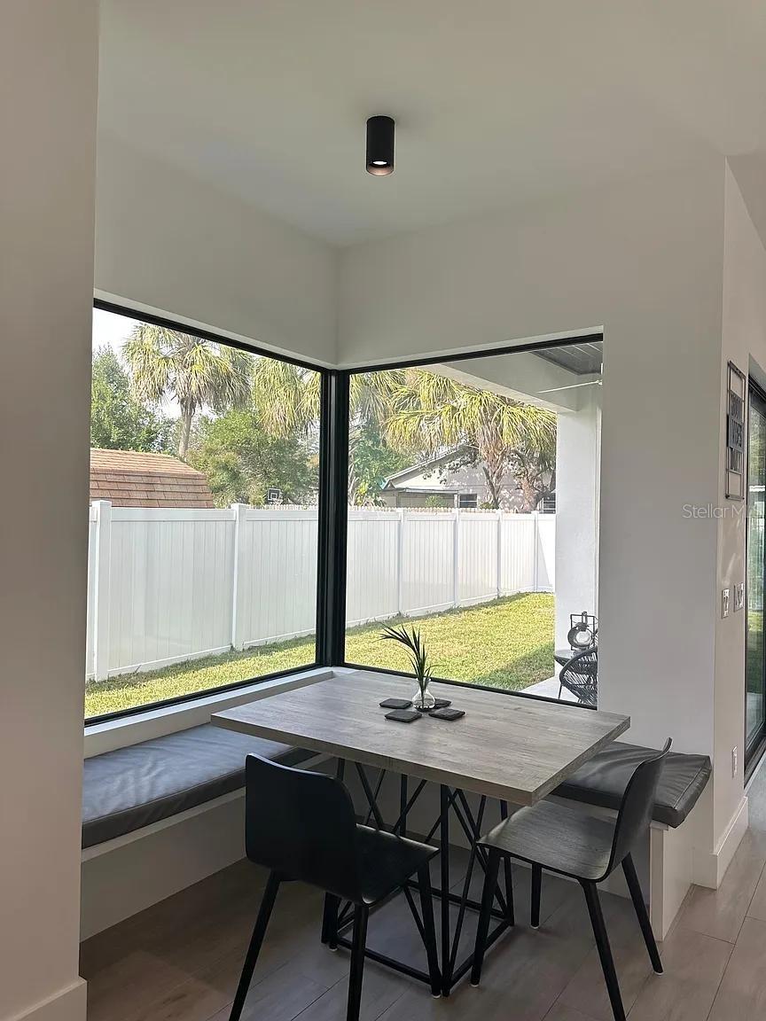 Listing photo id 17 for 4217 Arch Street