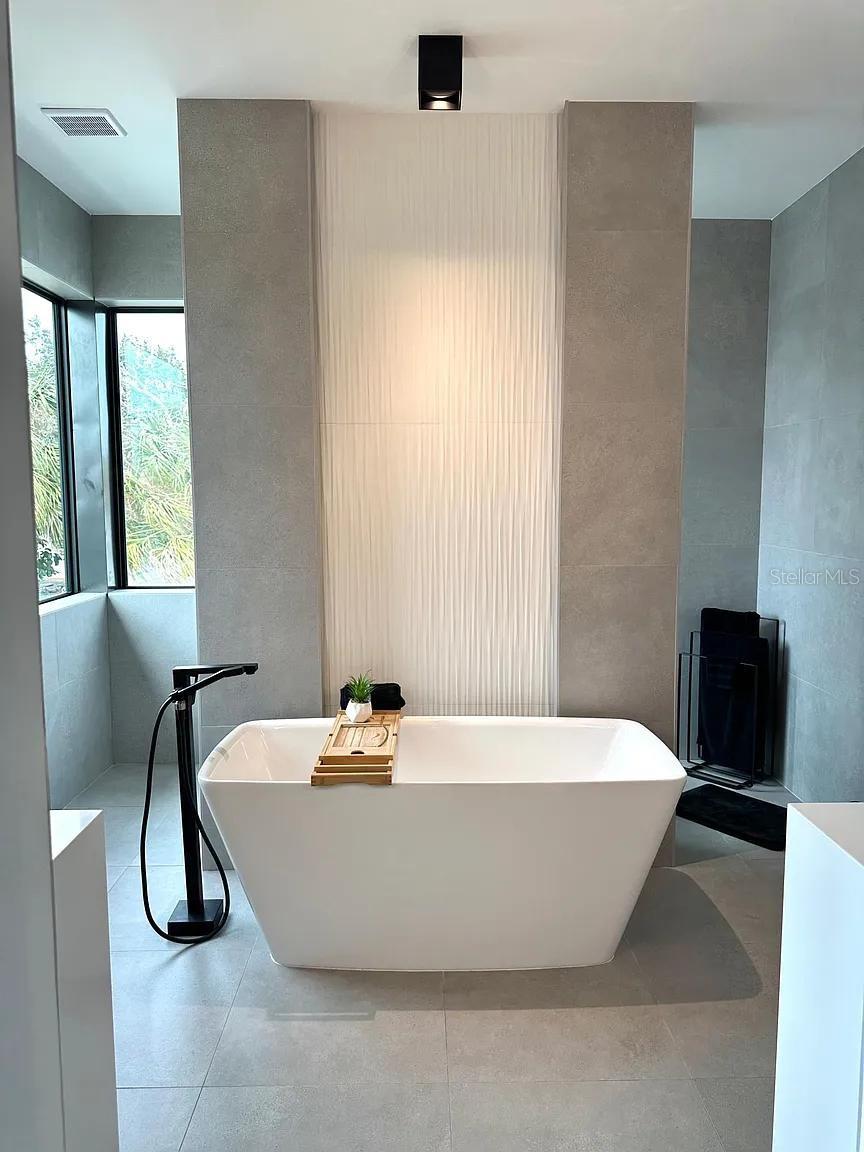 Listing photo id 4 for 4217 Arch Street