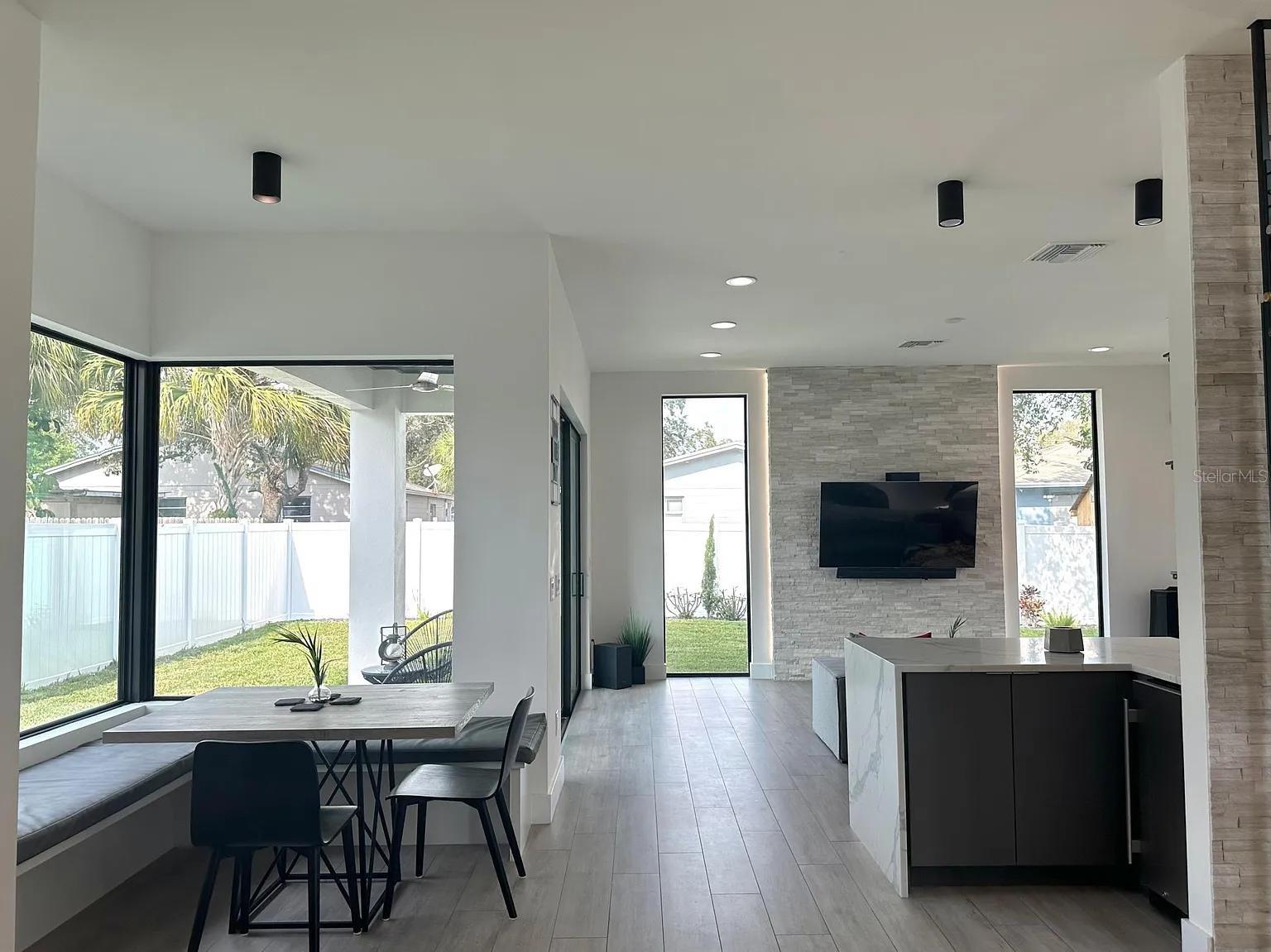 Listing photo id 6 for 4217 Arch Street