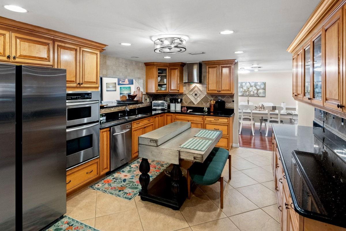 Image 11 of 70 For 1205 Royal Oak Drive S