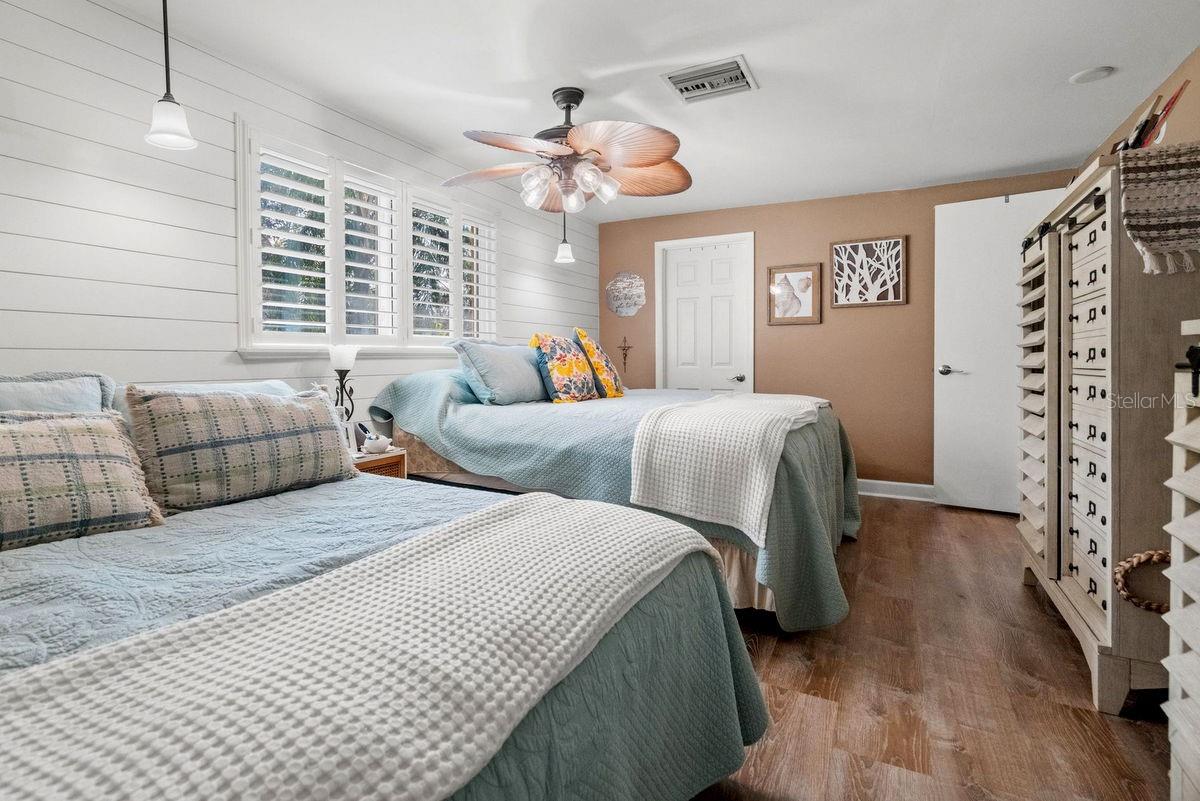 Image 16 of 70 For 1205 Royal Oak Drive S