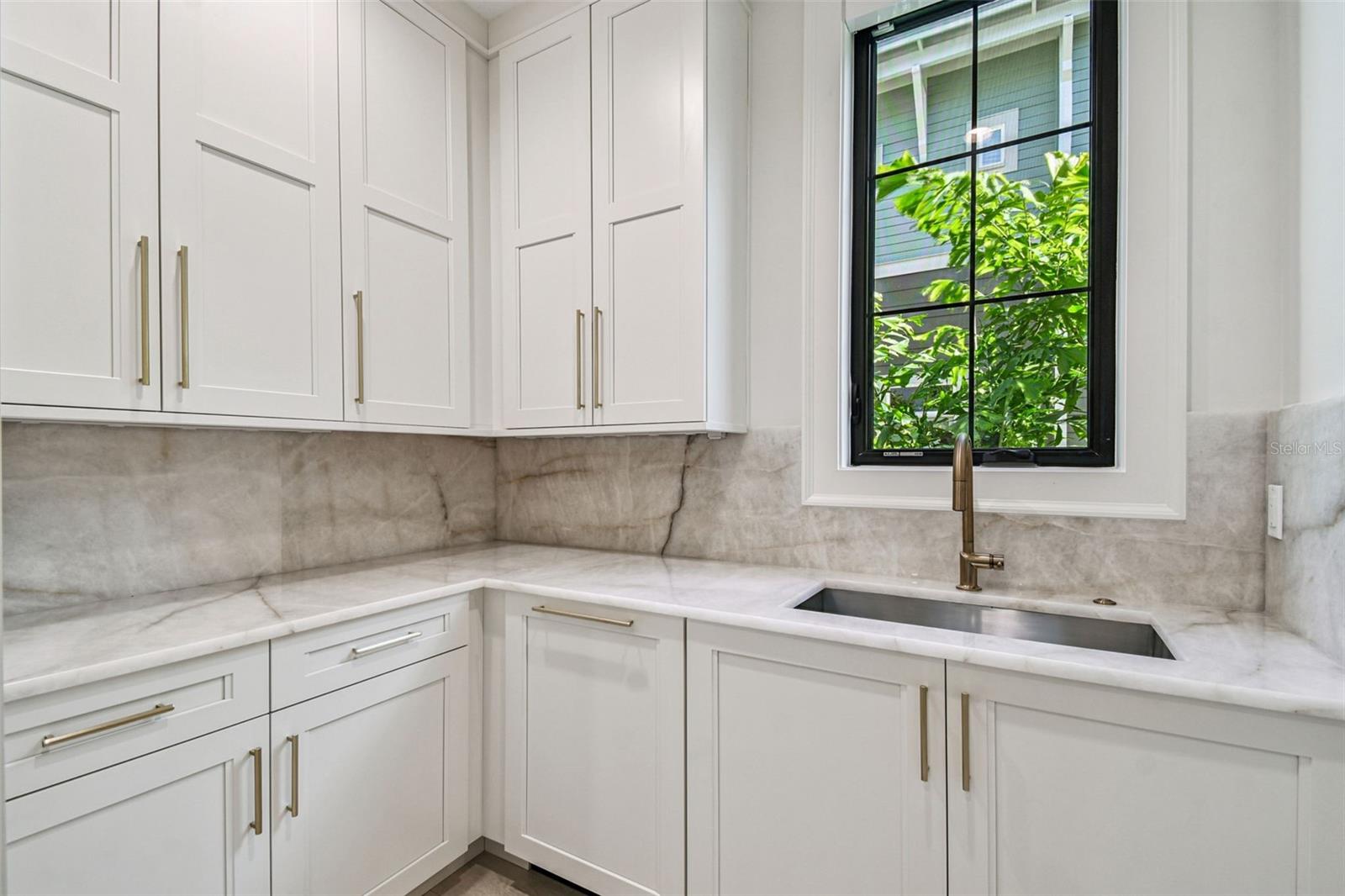 Listing photo id 24 for 2915 Harbor View Avenue