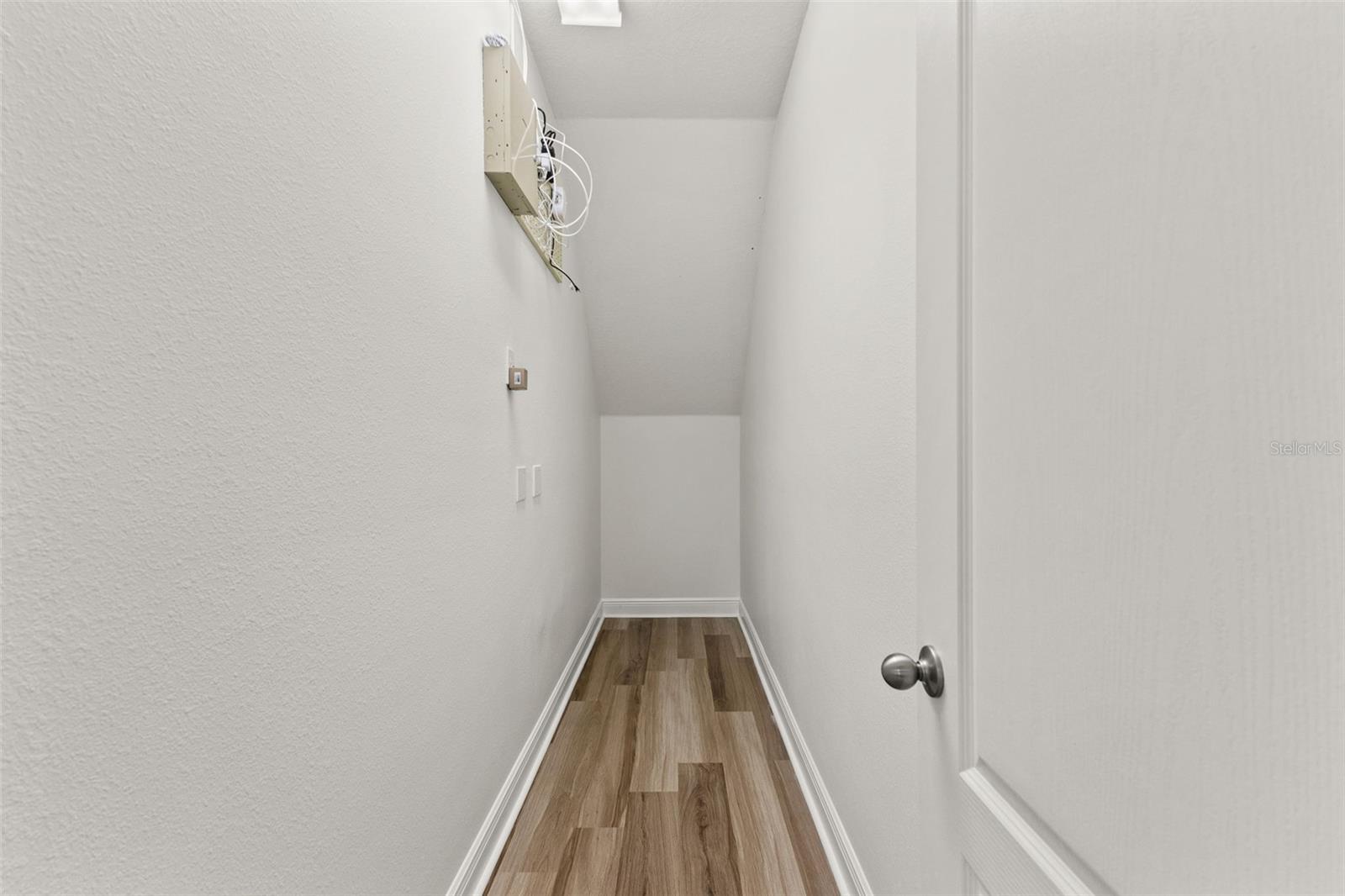 Image 10 of 51 For 402 Hanna Avenue