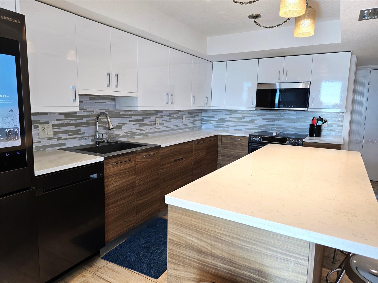 Image 18 of 28 For 17408 Gulf Boulevard 1003