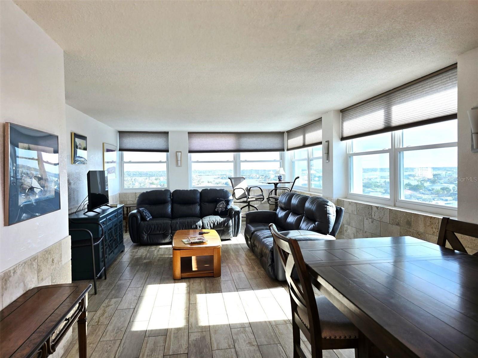 Image 5 of 28 For 17408 Gulf Boulevard 1003