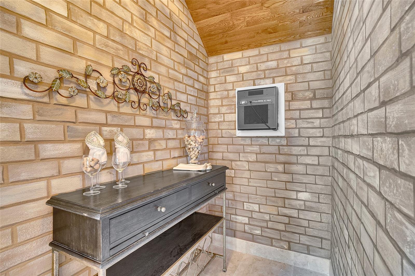 Listing photo id 32 for 8707 Silverthorn Road