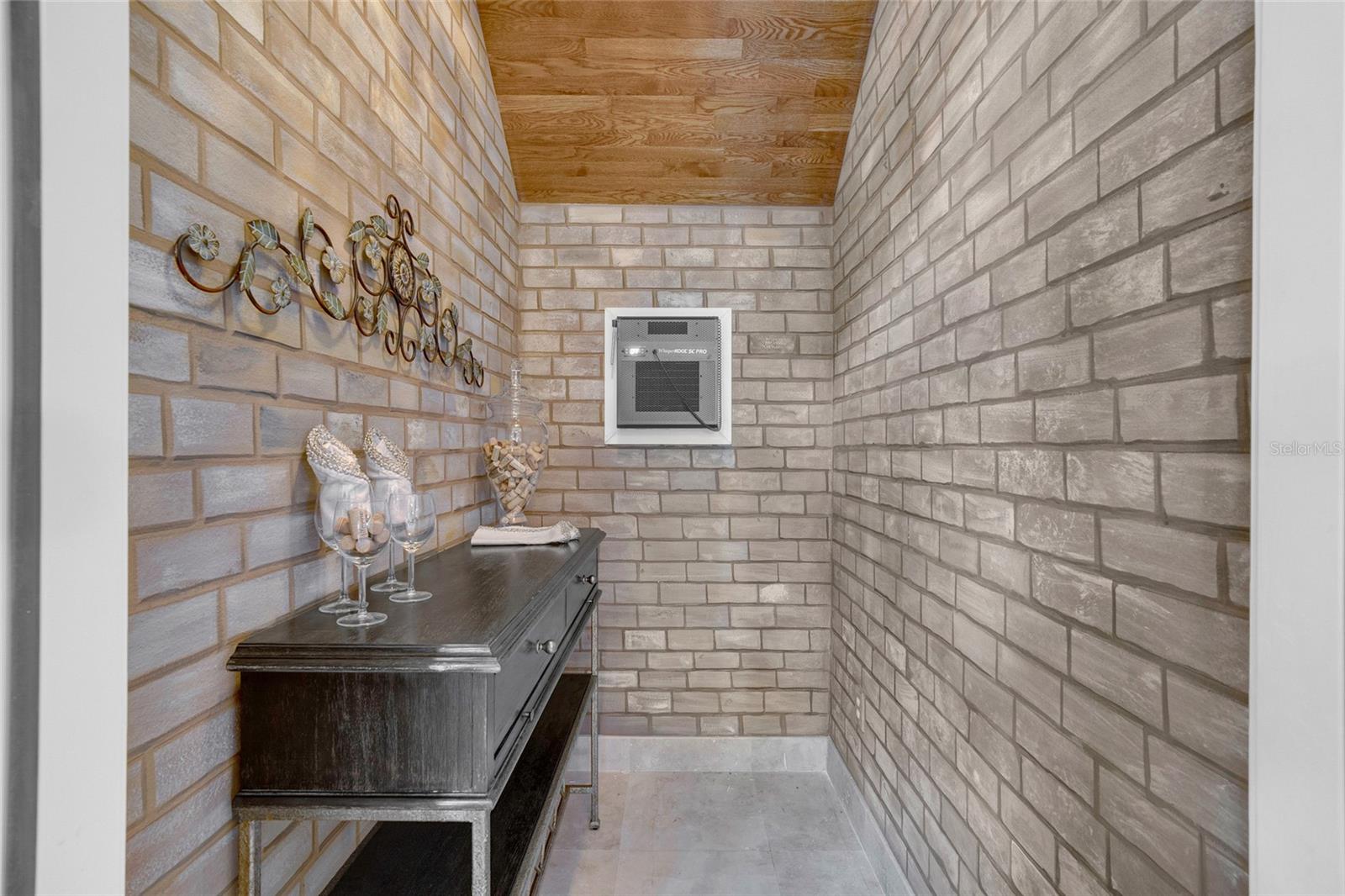 Listing photo id 33 for 8707 Silverthorn Road