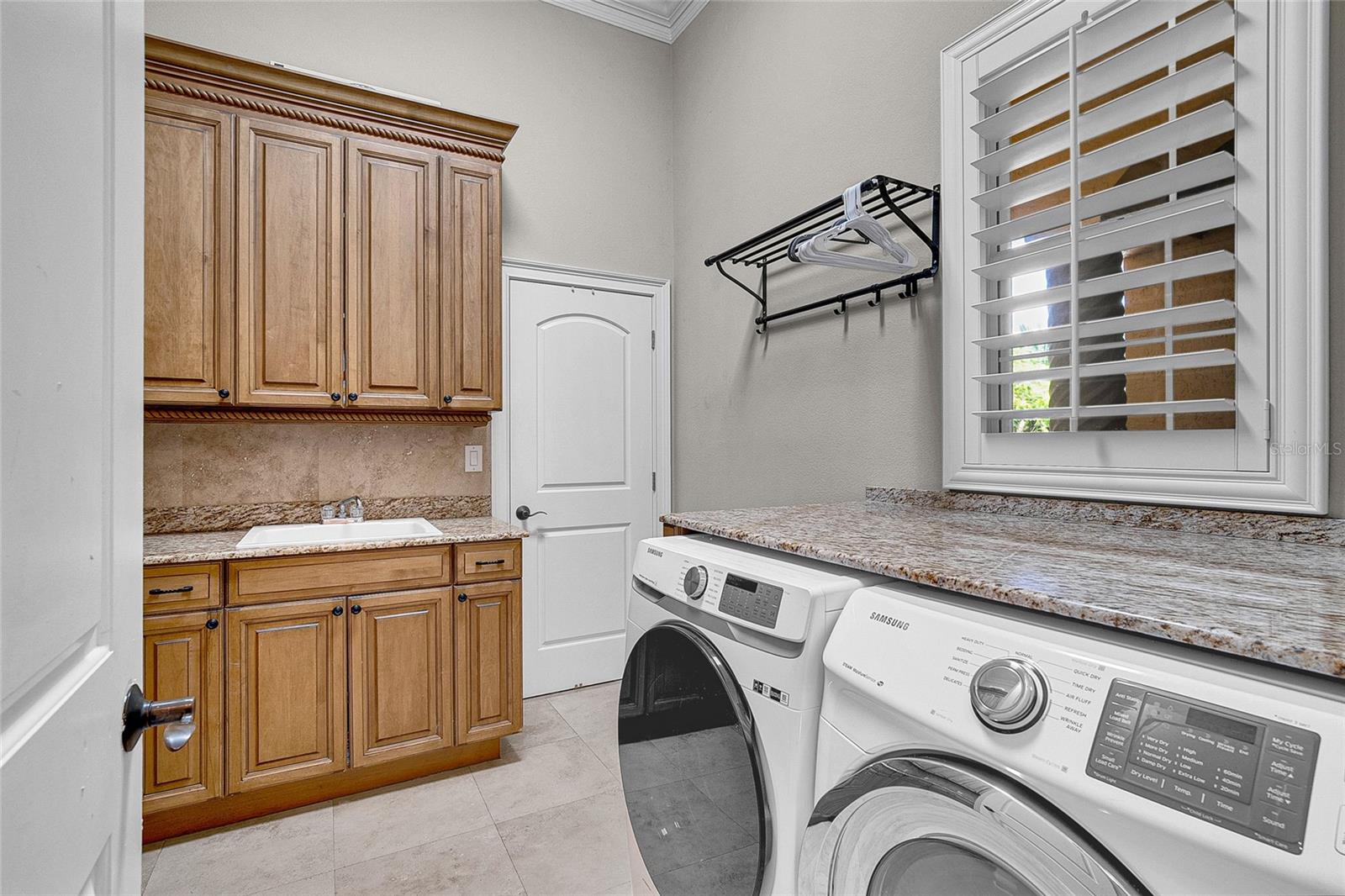 Listing photo id 34 for 8707 Silverthorn Road