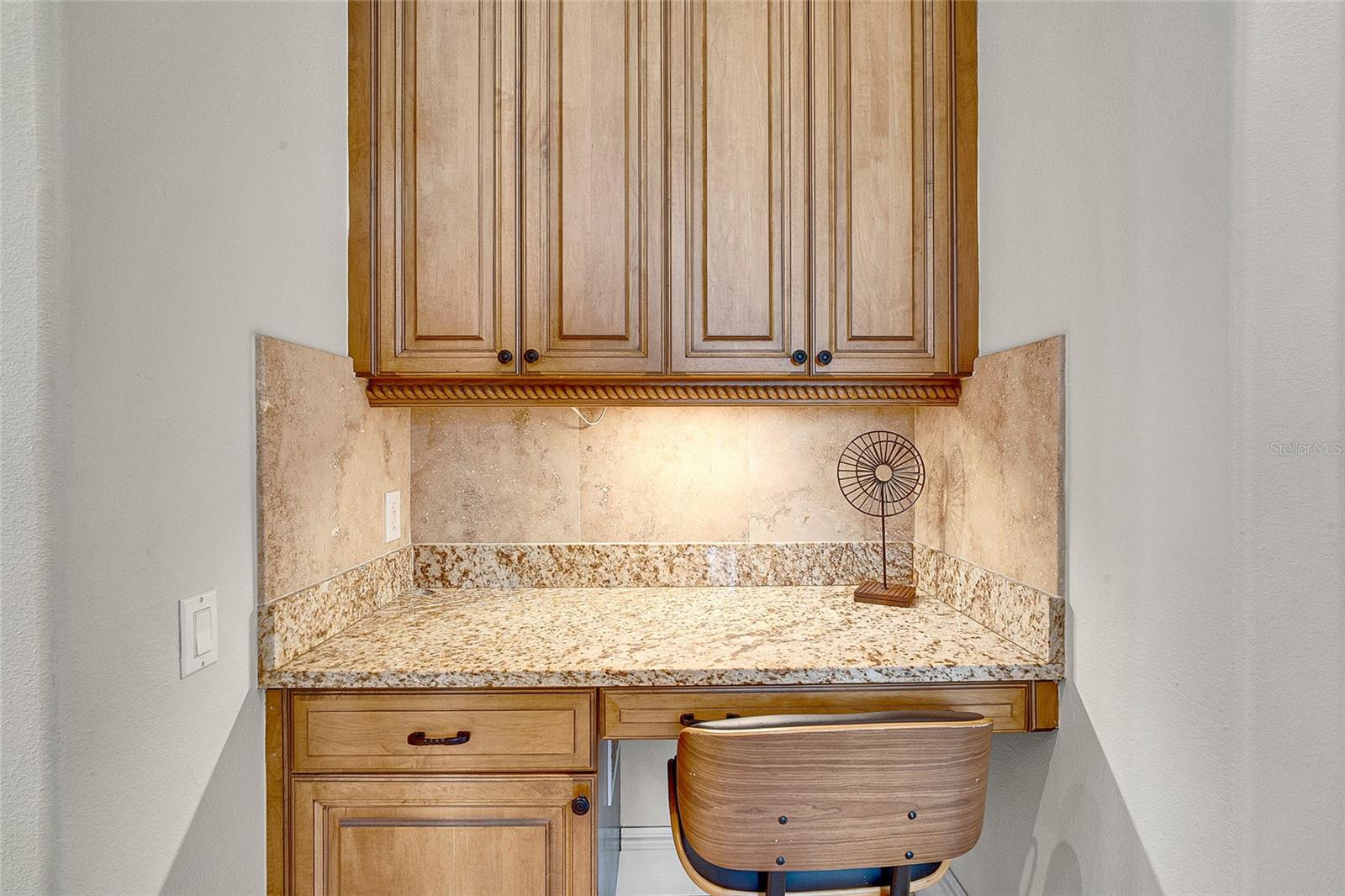 Listing photo id 35 for 8707 Silverthorn Road