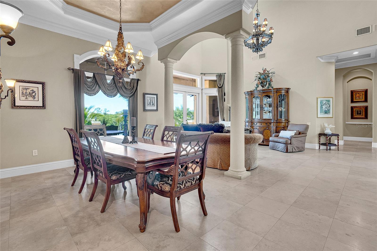 Listing photo id 3 for 8707 Silverthorn Road