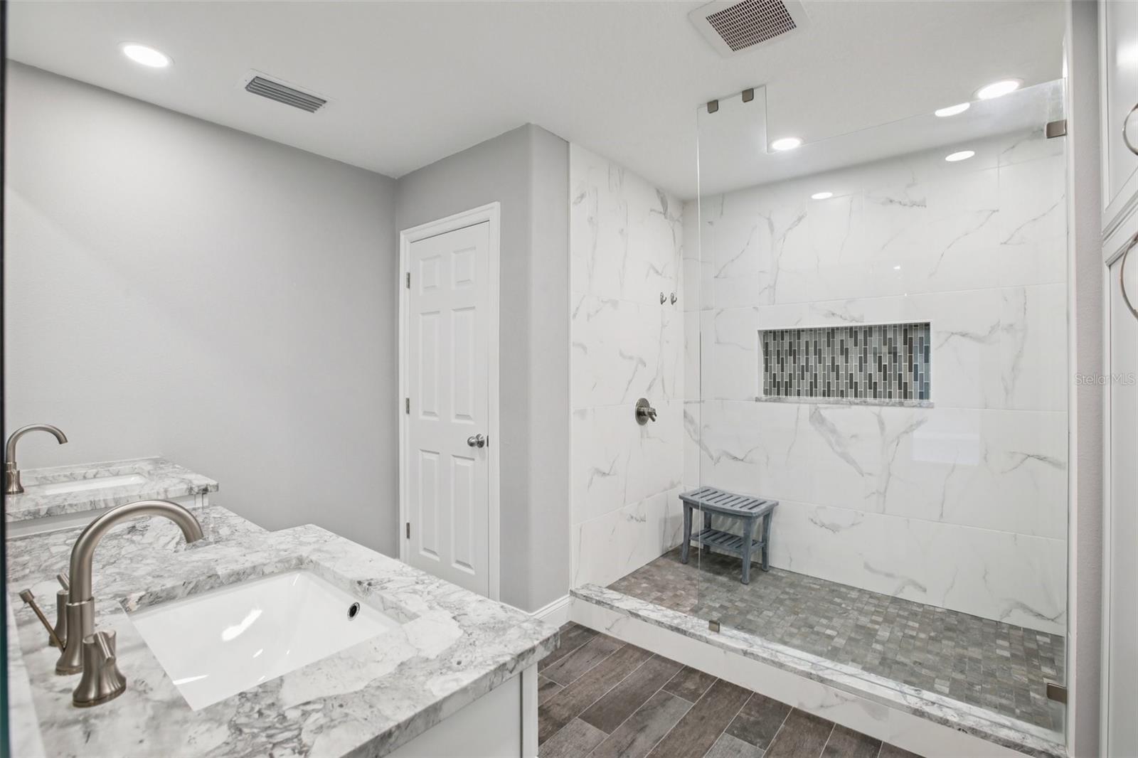 Image 16 of 35 For 14107 Briarthorn Drive