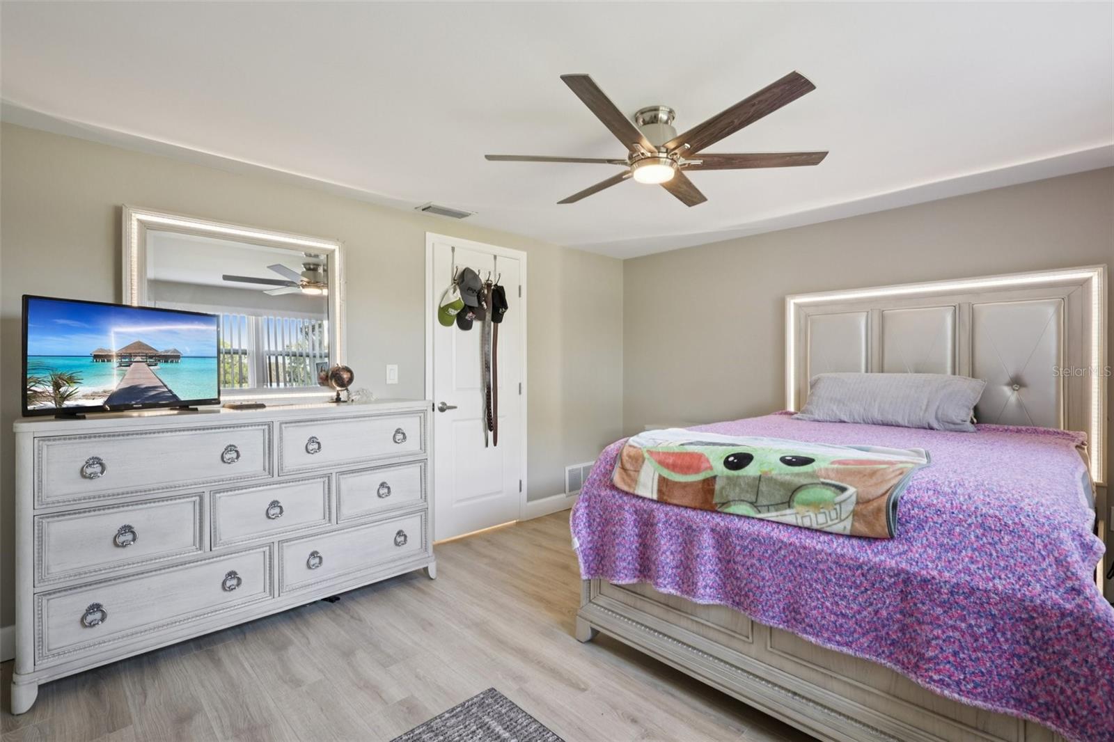 Listing photo id 9 for 8301 Valley Stream Lane