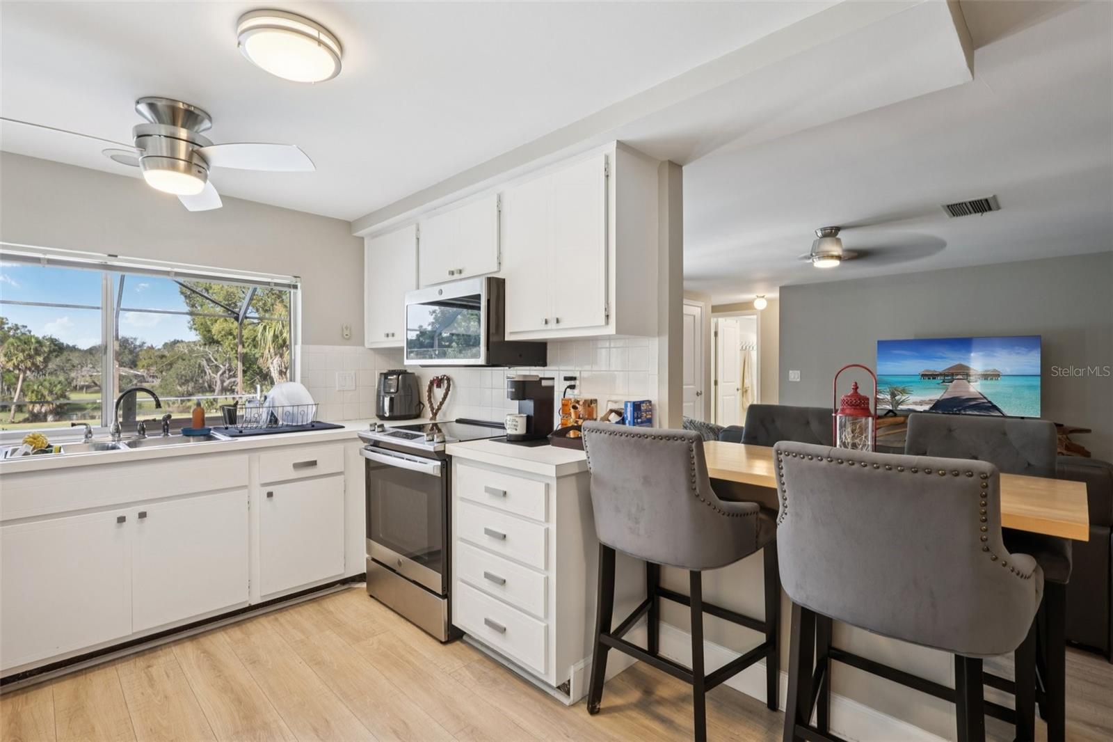 Listing photo id 1 for 8301 Valley Stream Lane