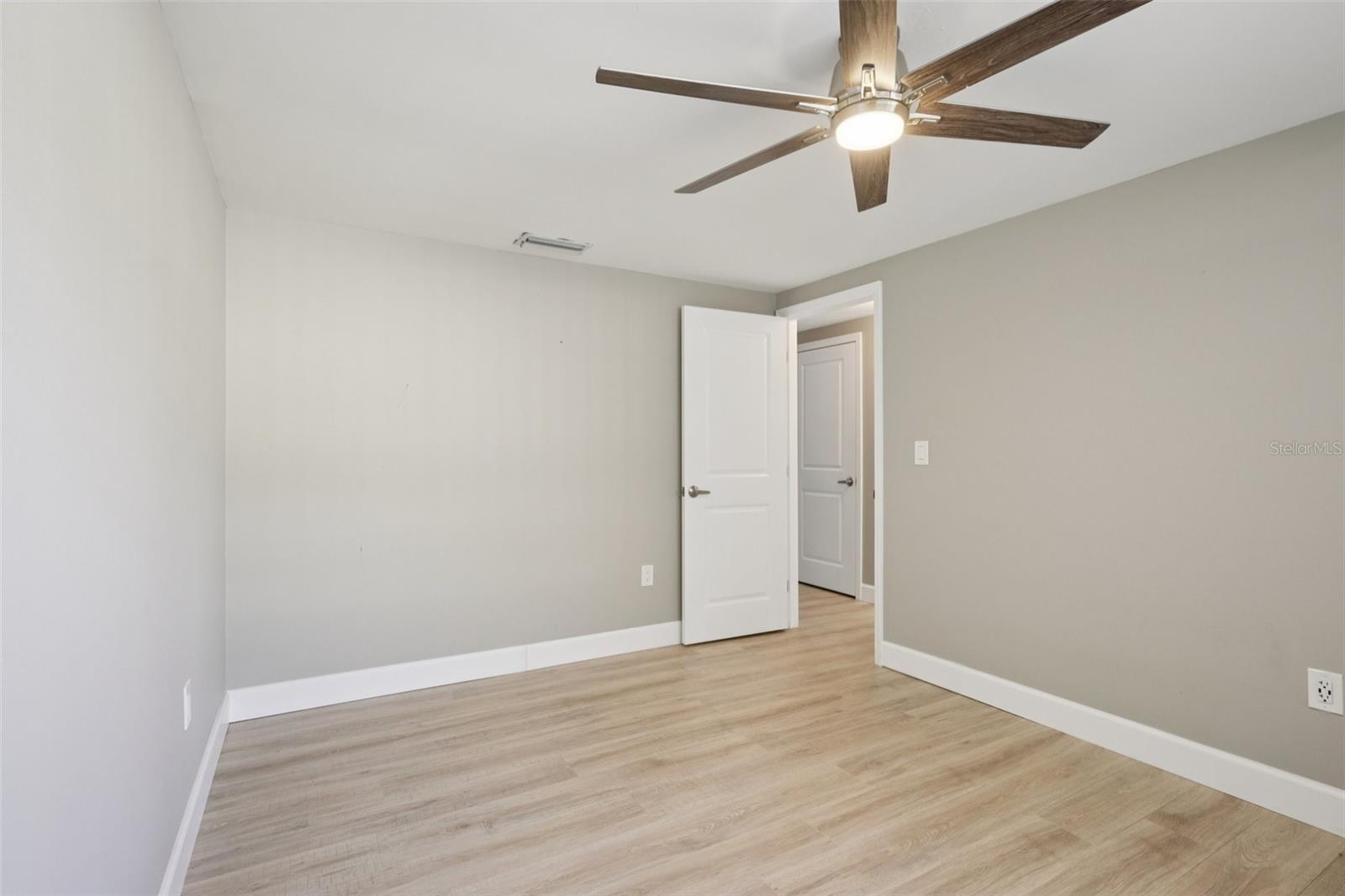 Listing photo id 30 for 8301 Valley Stream Lane