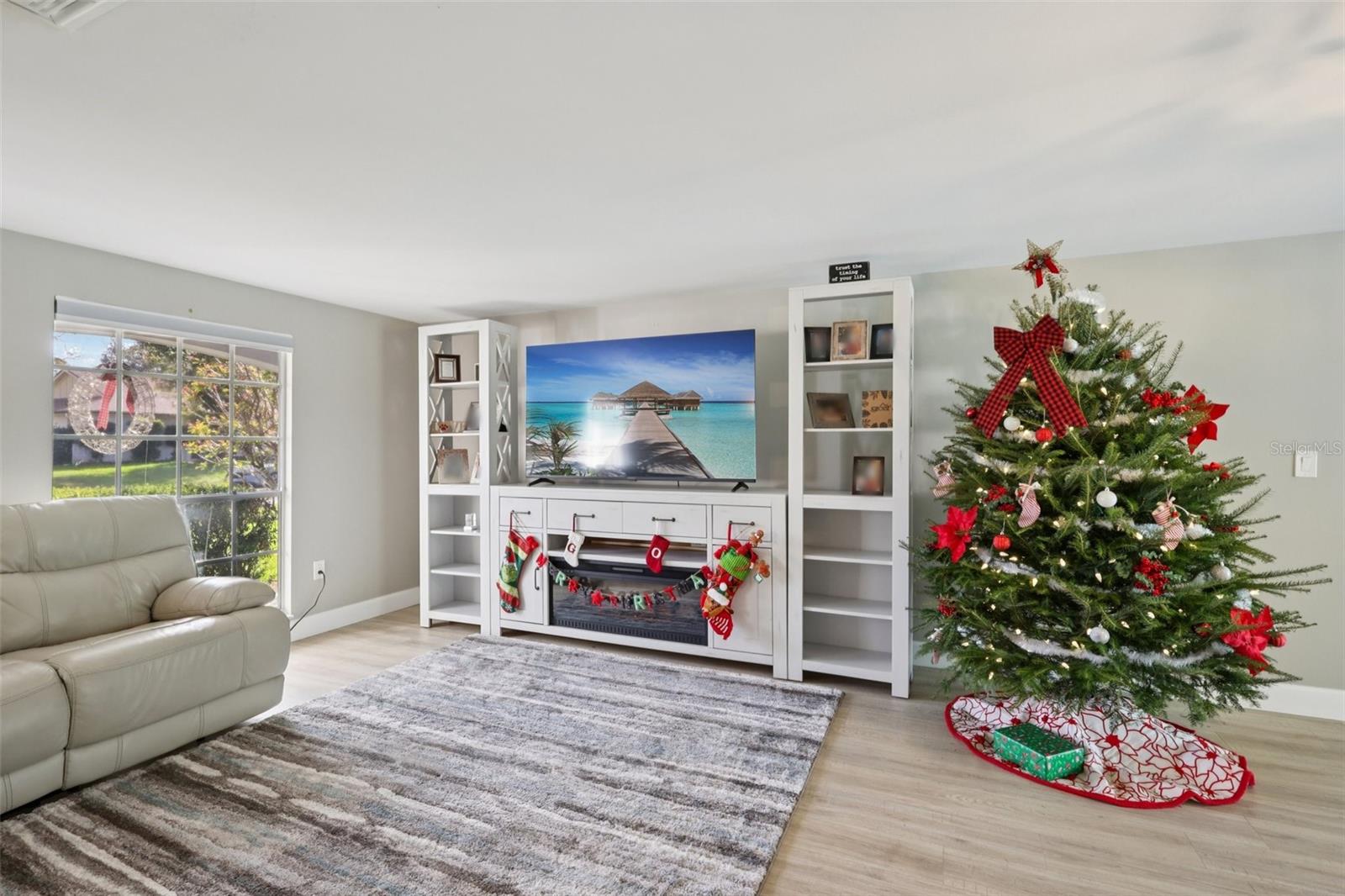 Listing photo id 3 for 8301 Valley Stream Lane