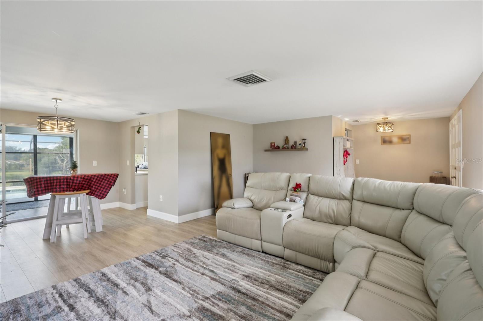 Listing photo id 4 for 8301 Valley Stream Lane