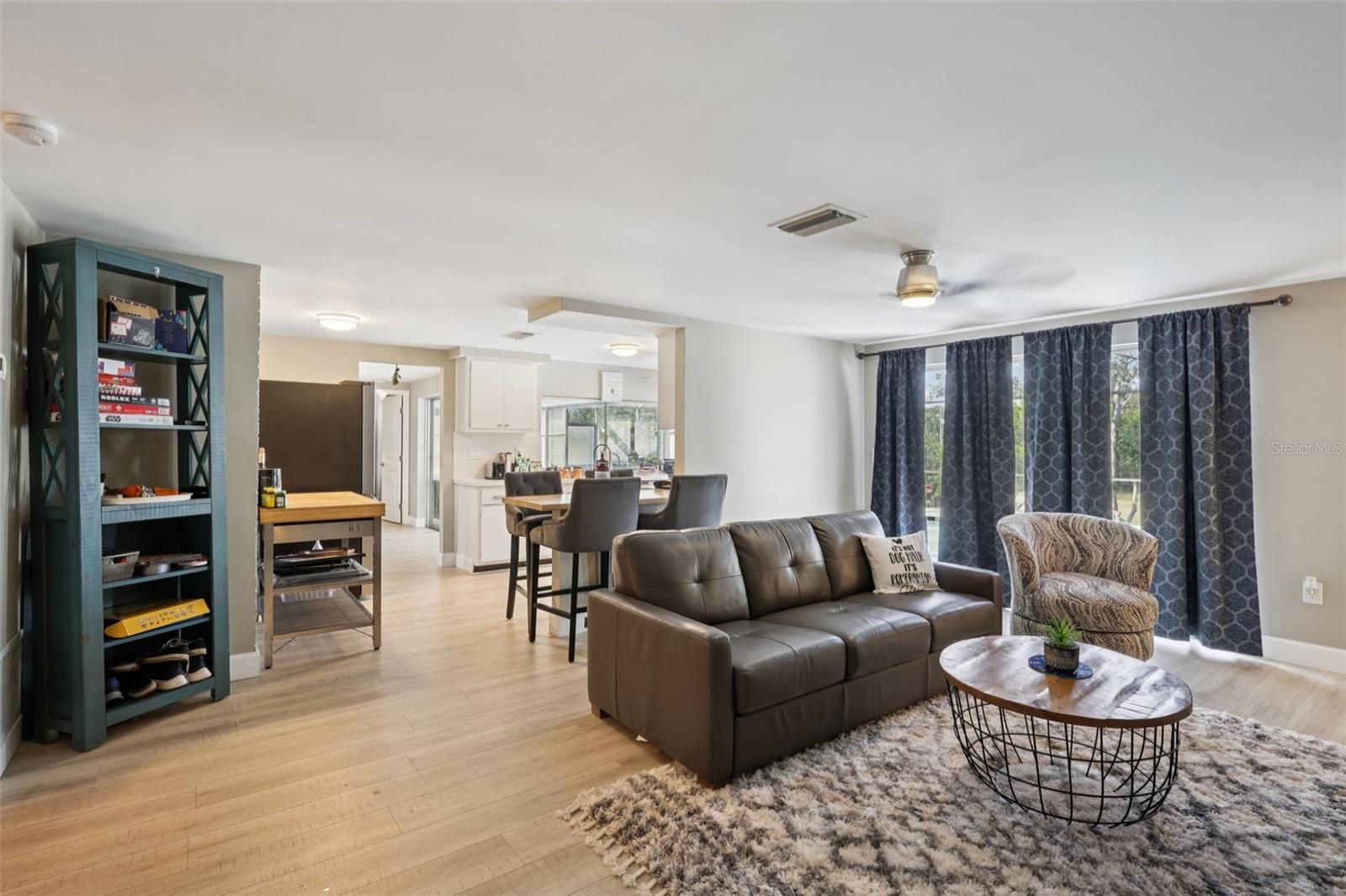 Listing photo id 5 for 8301 Valley Stream Lane