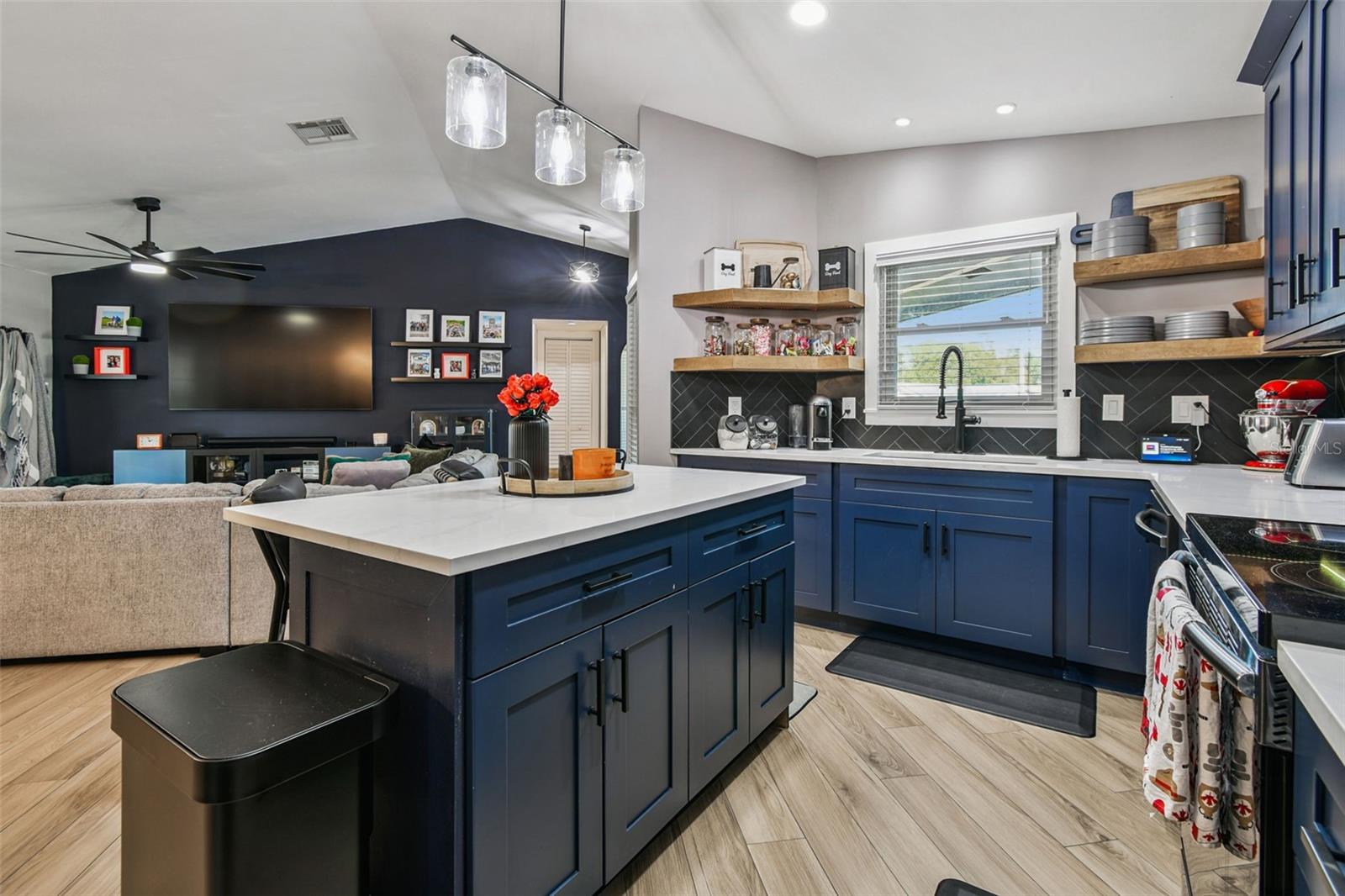 Listing photo id 15 for 1729 Lake Crest Avenue