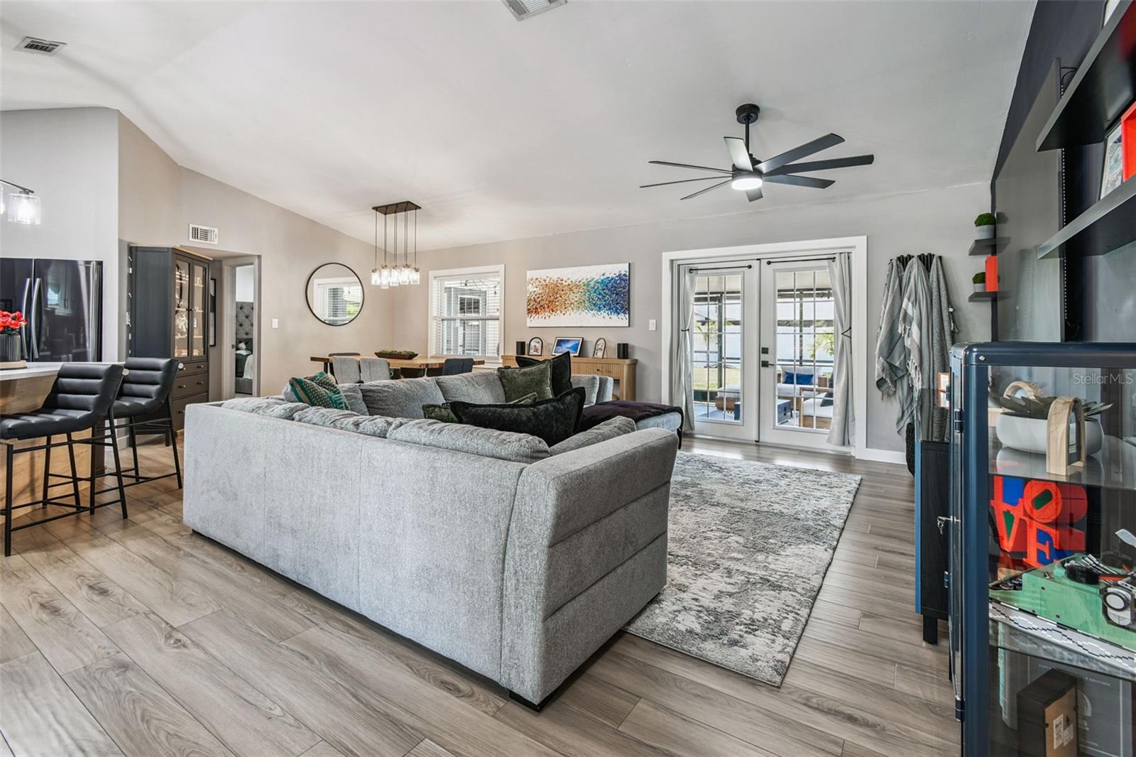 Listing photo id 2 for 1729 Lake Crest Avenue