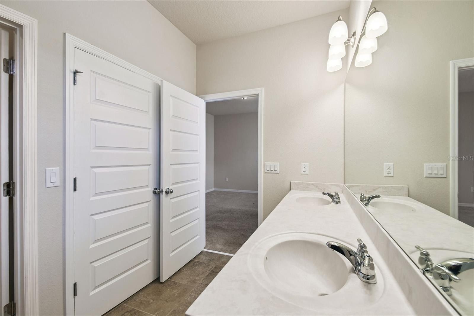 Image 13 of 28 For 8197 Lakeview Crossing Drive