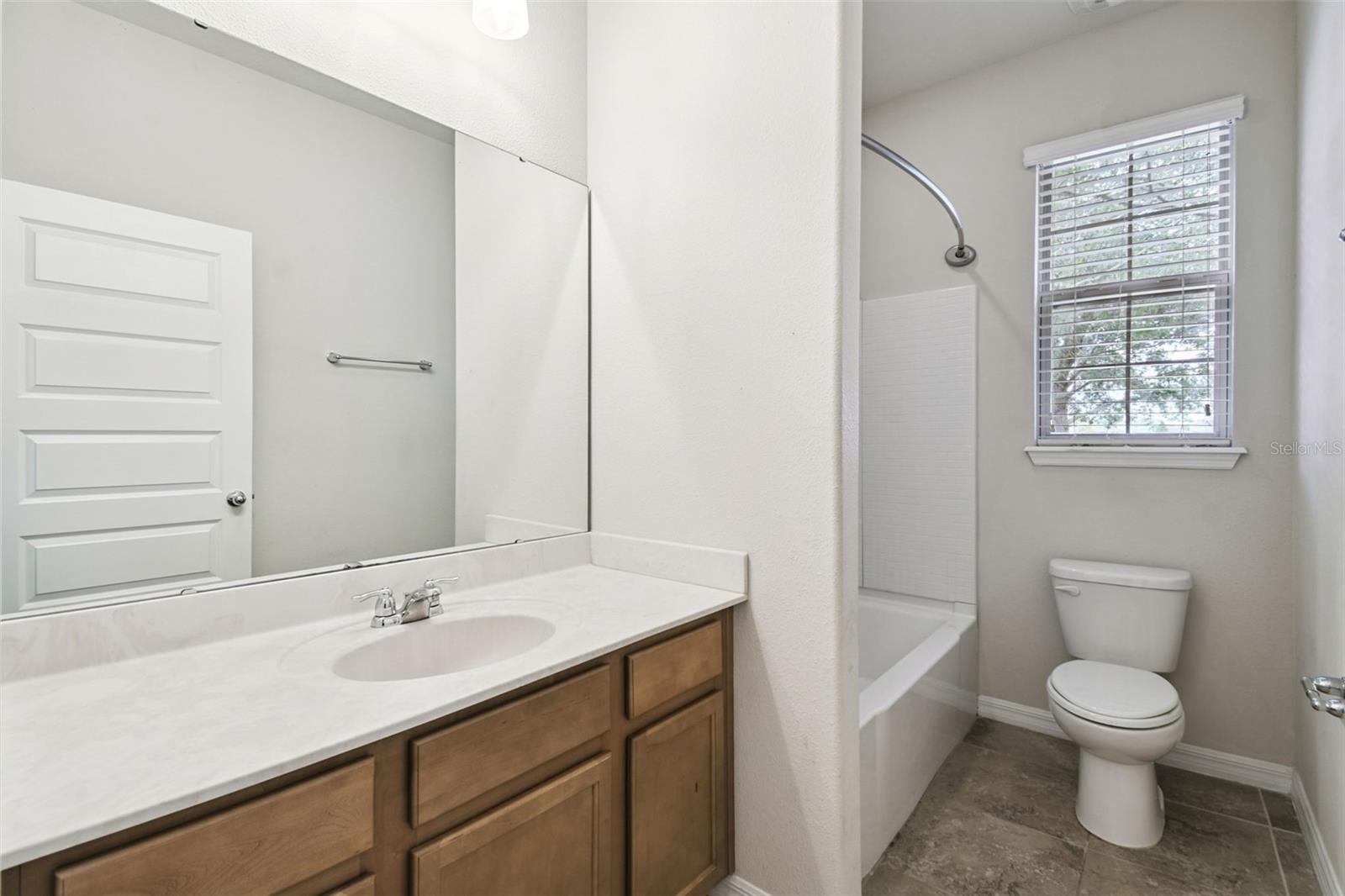 Image 6 of 28 For 8197 Lakeview Crossing Drive