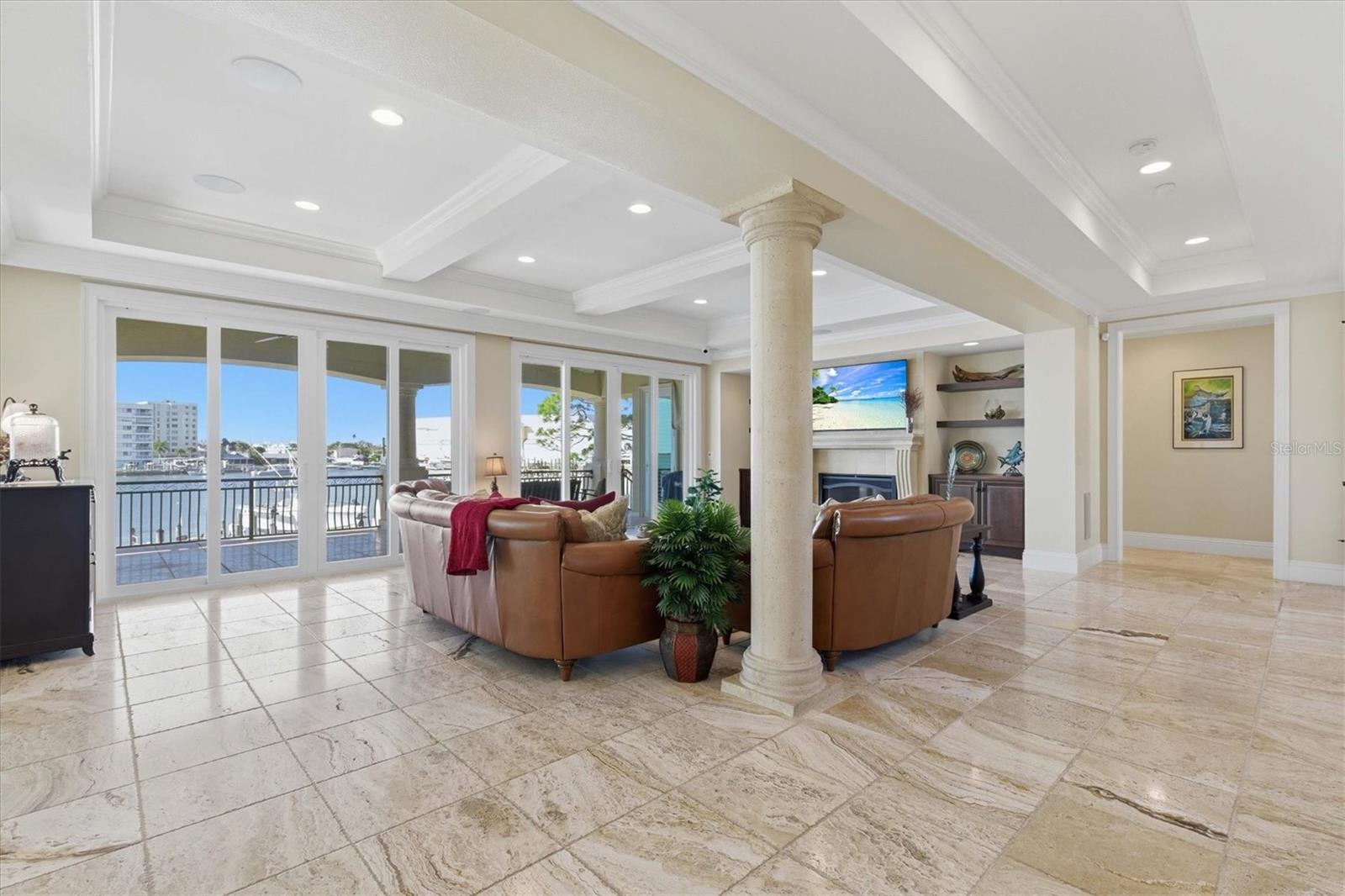 Listing photo id 12 for 2484 Baywood Drive W