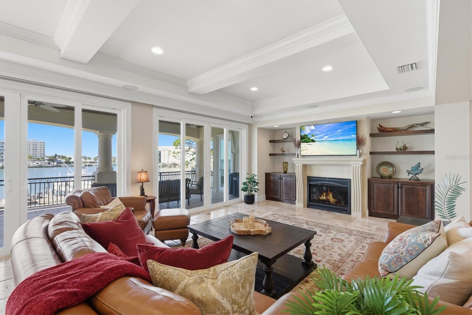 Listing photo id 13 for 2484 Baywood Drive W