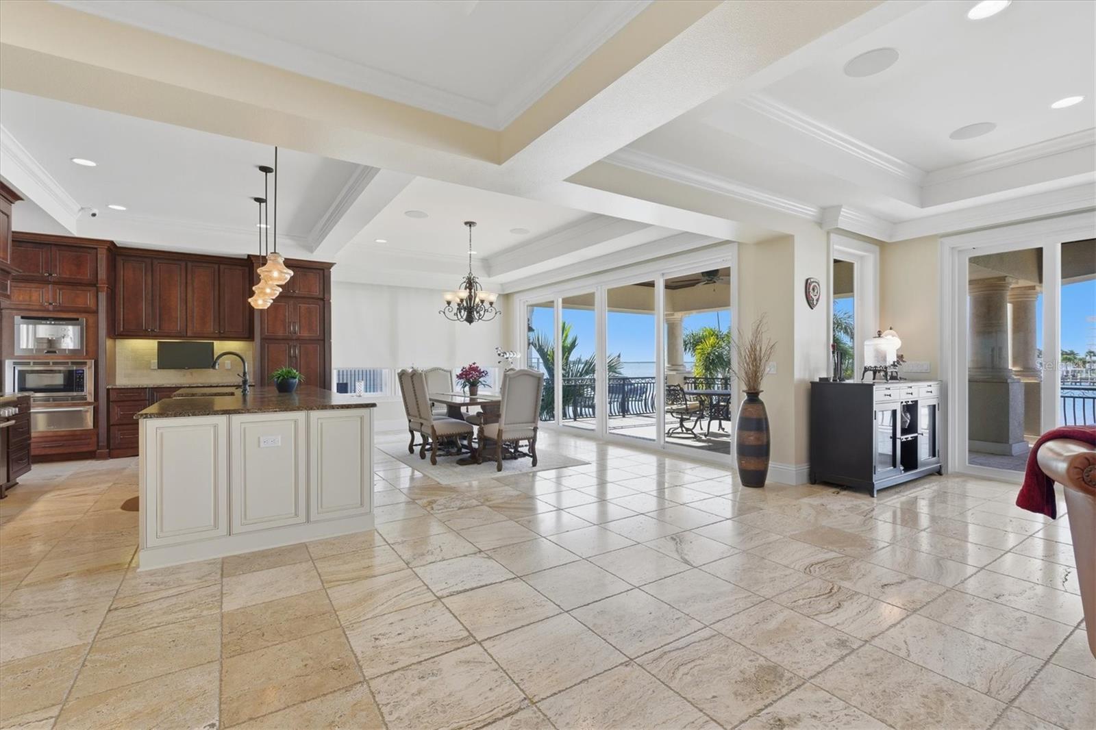 Listing photo id 17 for 2484 Baywood Drive W