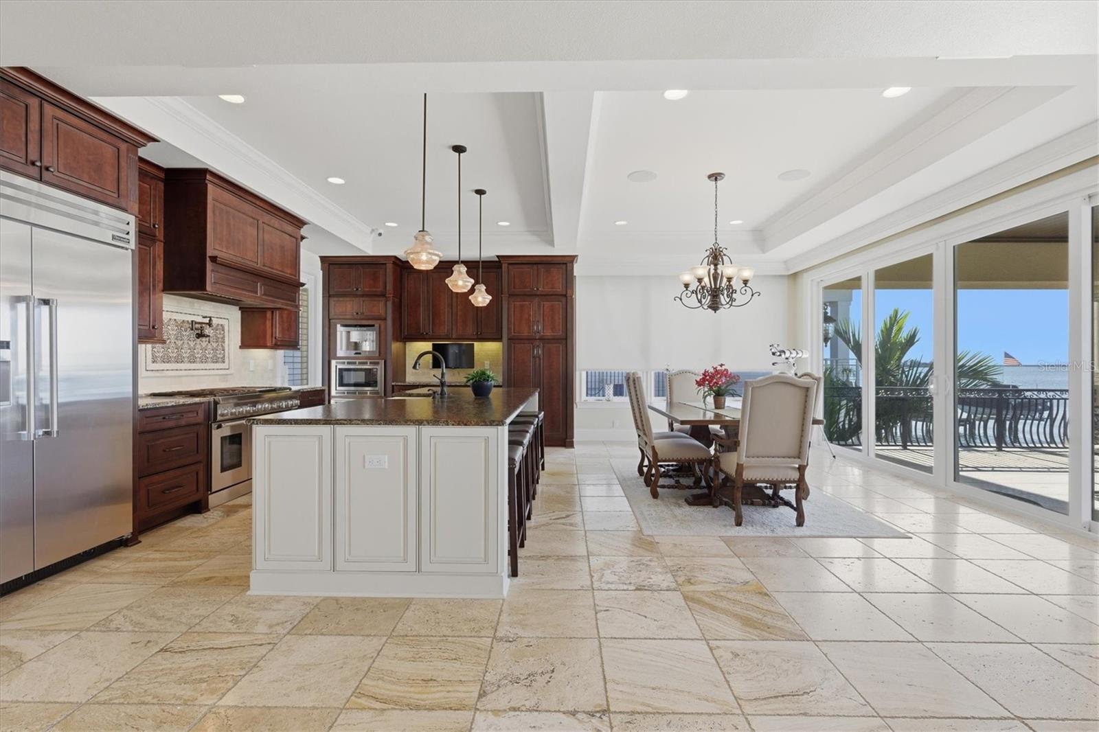 Listing photo id 18 for 2484 Baywood Drive W