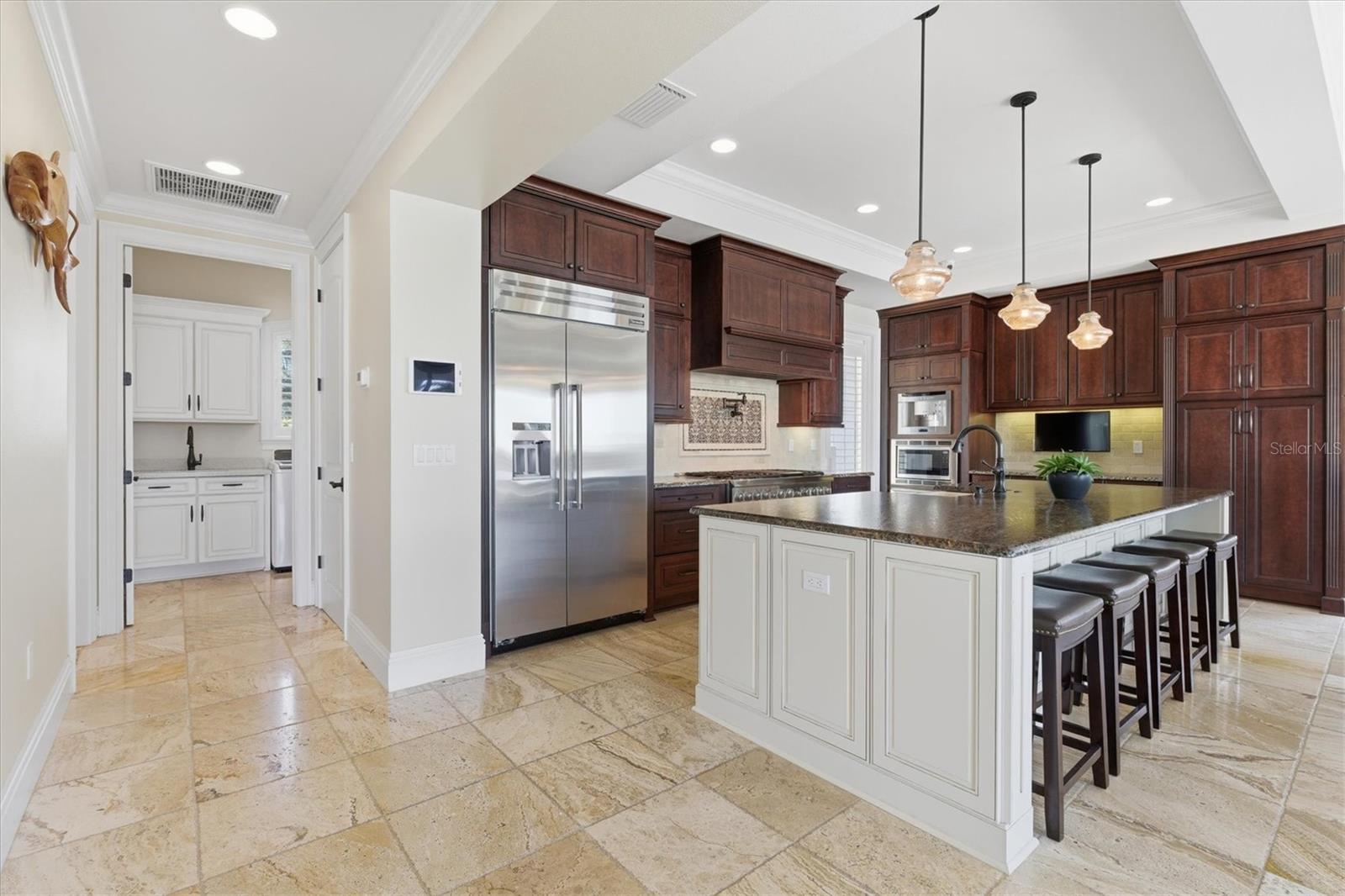 Listing photo id 19 for 2484 Baywood Drive W