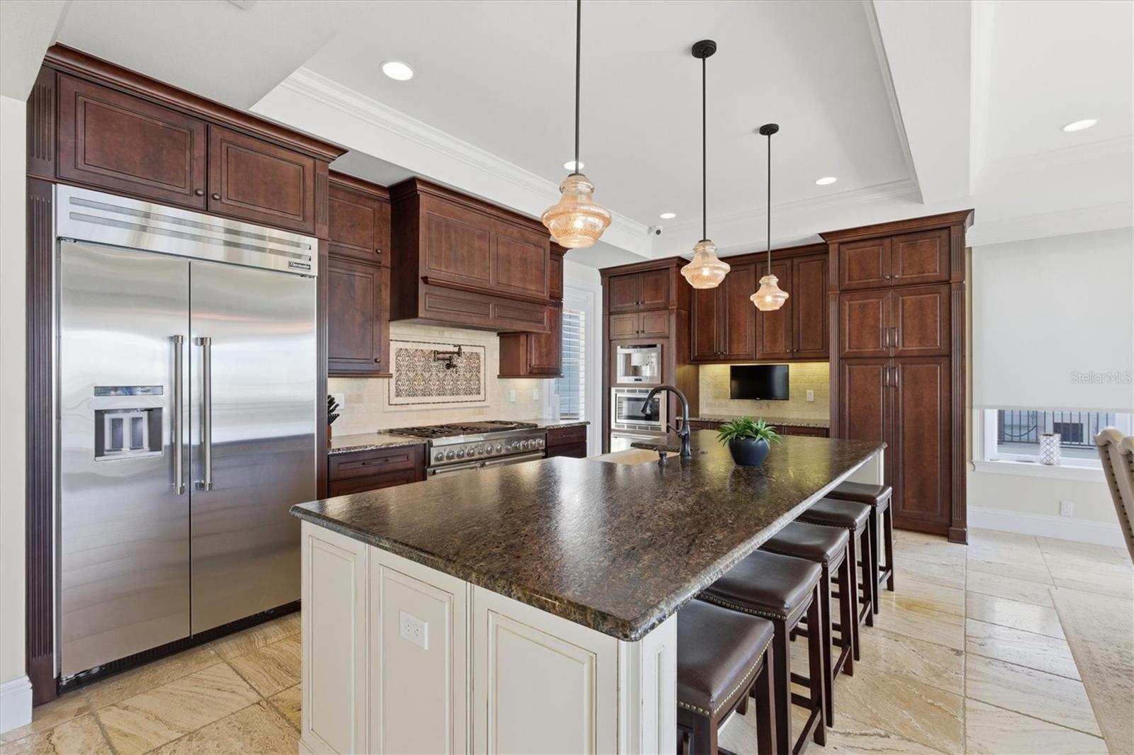 Listing photo id 21 for 2484 Baywood Drive W