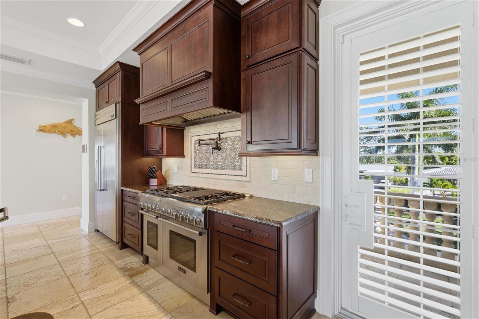 Listing photo id 23 for 2484 Baywood Drive W